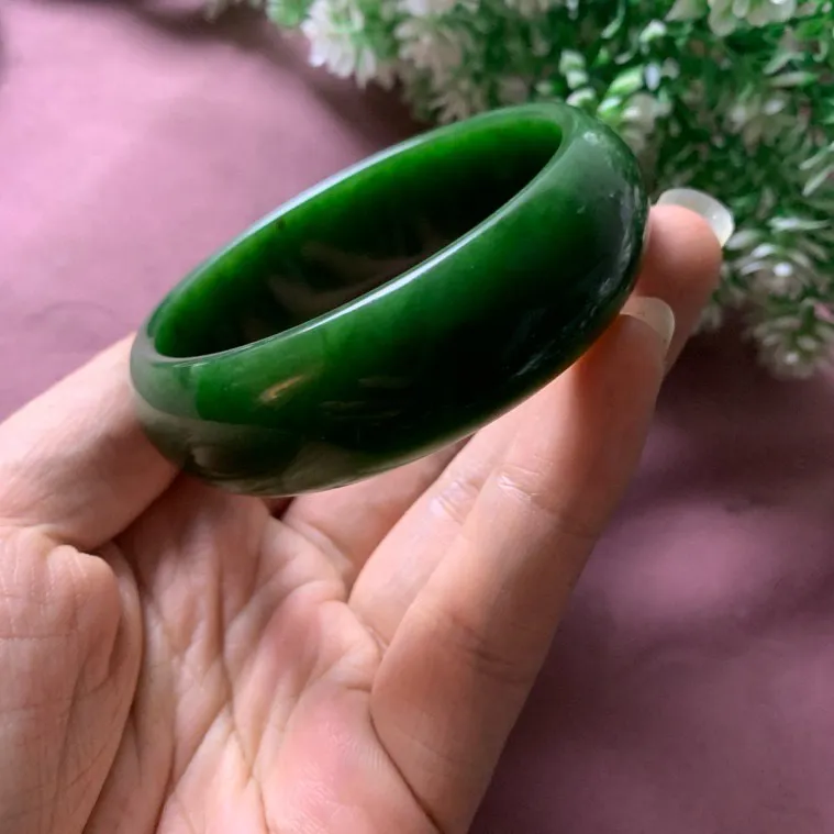 宽版，和田玉碧玉59.5圈口菠菜绿宽版手镯！玉质细腻油润 底色纯净 脂粉好，品质高。