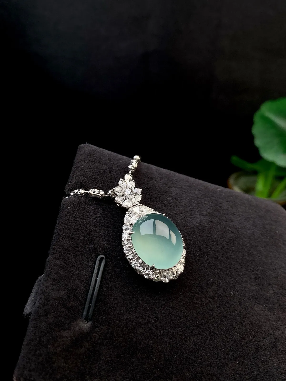 【冰种晴底蛋面吊坠】形状非常饱满，冰润通透，种老起光，胶感强烈。18K金钻镶嵌，裸石尺寸12.5*1