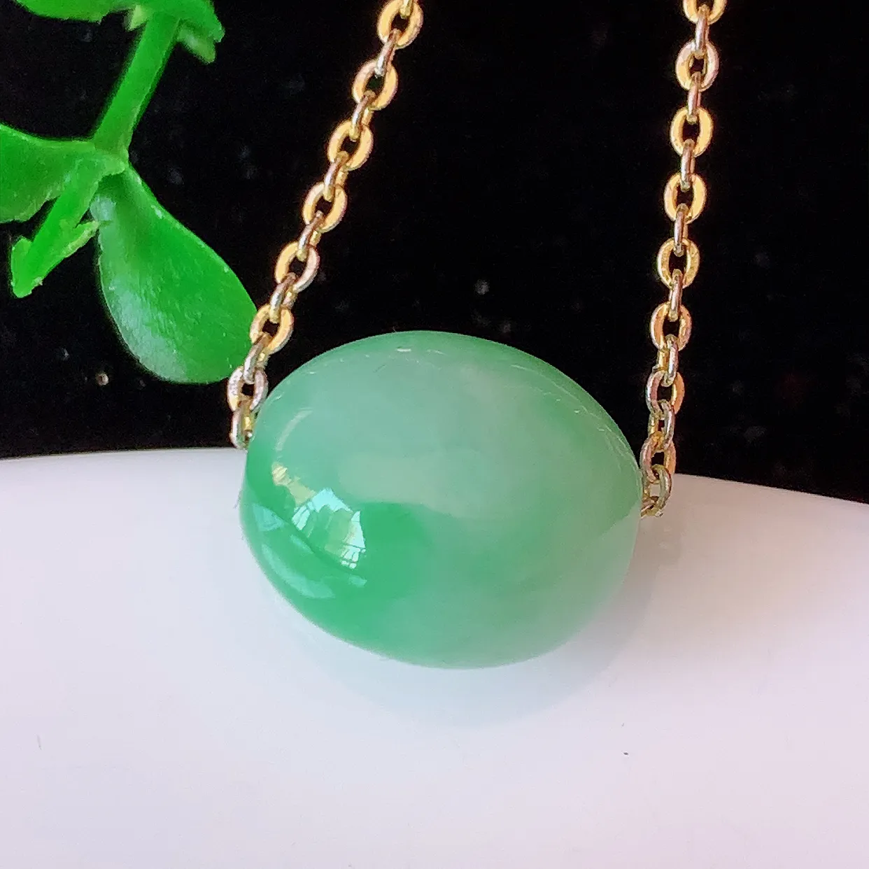 自然光实拍，冰飘绿翡翠路路通吊坠，寓意好运连连，路路畅通，经典款式，财运滚滚，路路通，佩戴效果更好！配银链子#94.7