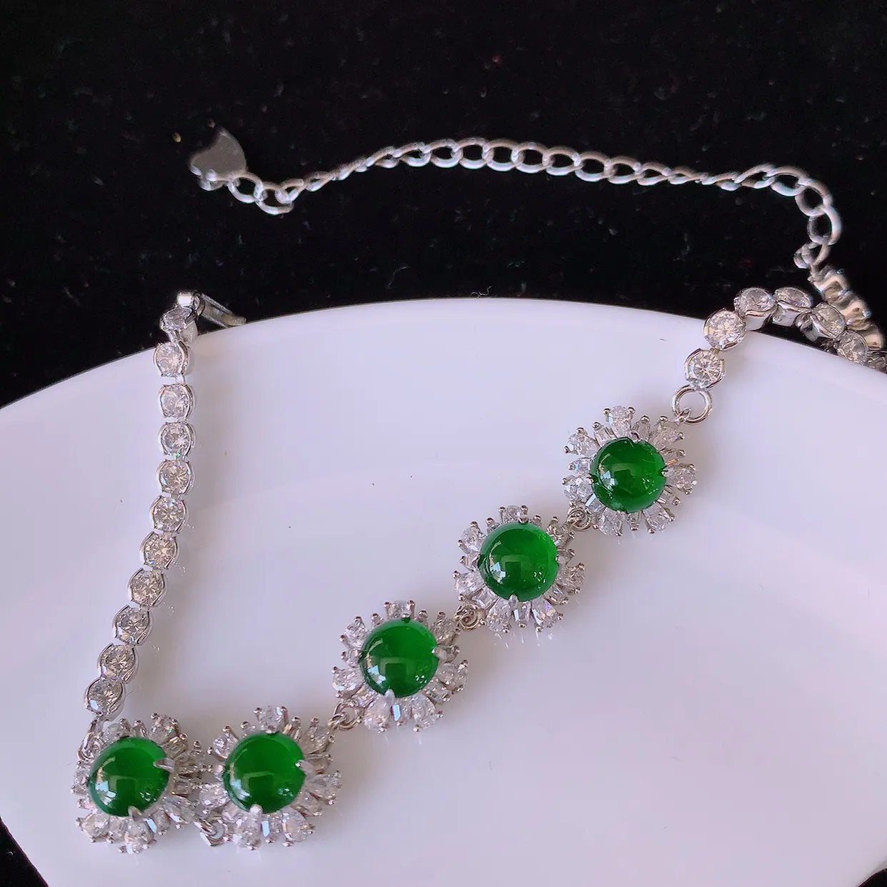 冰透满绿翡翠925银镶嵌手链，自然光实拍，翠色灵动，颜色漂亮，种老水足，品相佳，佩戴佳品！#97.7取一整体12.5*9.5*4.8裸石5.2*5.2