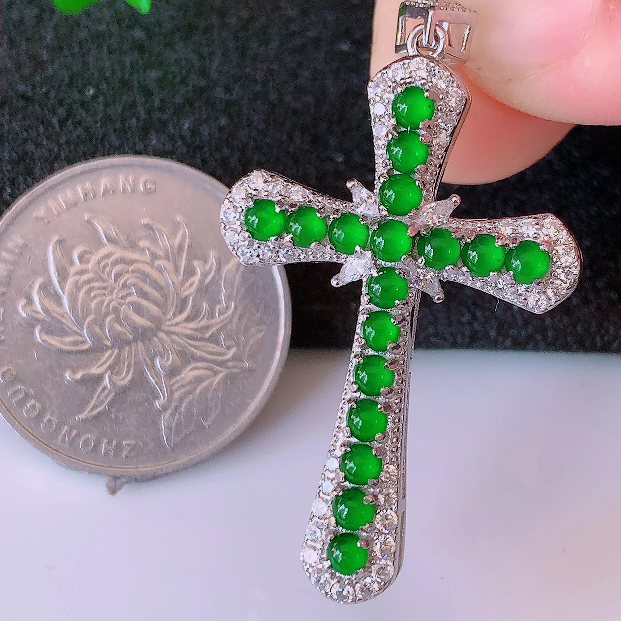冰透满绿翡翠925银镶嵌十字架吊坠，自然光实拍，翠色灵动，颜色漂亮，种老水足，品相佳，佩戴佳品！#97.7整体44.5*24.2*5.6裸石2.5*2.5