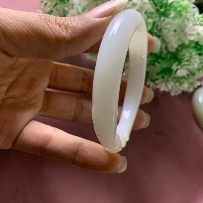 55.5圈口和田玉羊脂白雕花手镯，无裂无杂无结构无水线，精品白玉手镯，【挽间柔情】，镯型古朴典雅。在诗情画意的雨巷相遇，你是我腕间的一抹风情，有你眸有深情.清风荡漾湖间静水，我愿俯身低眉，在烟波涟漪处寻你