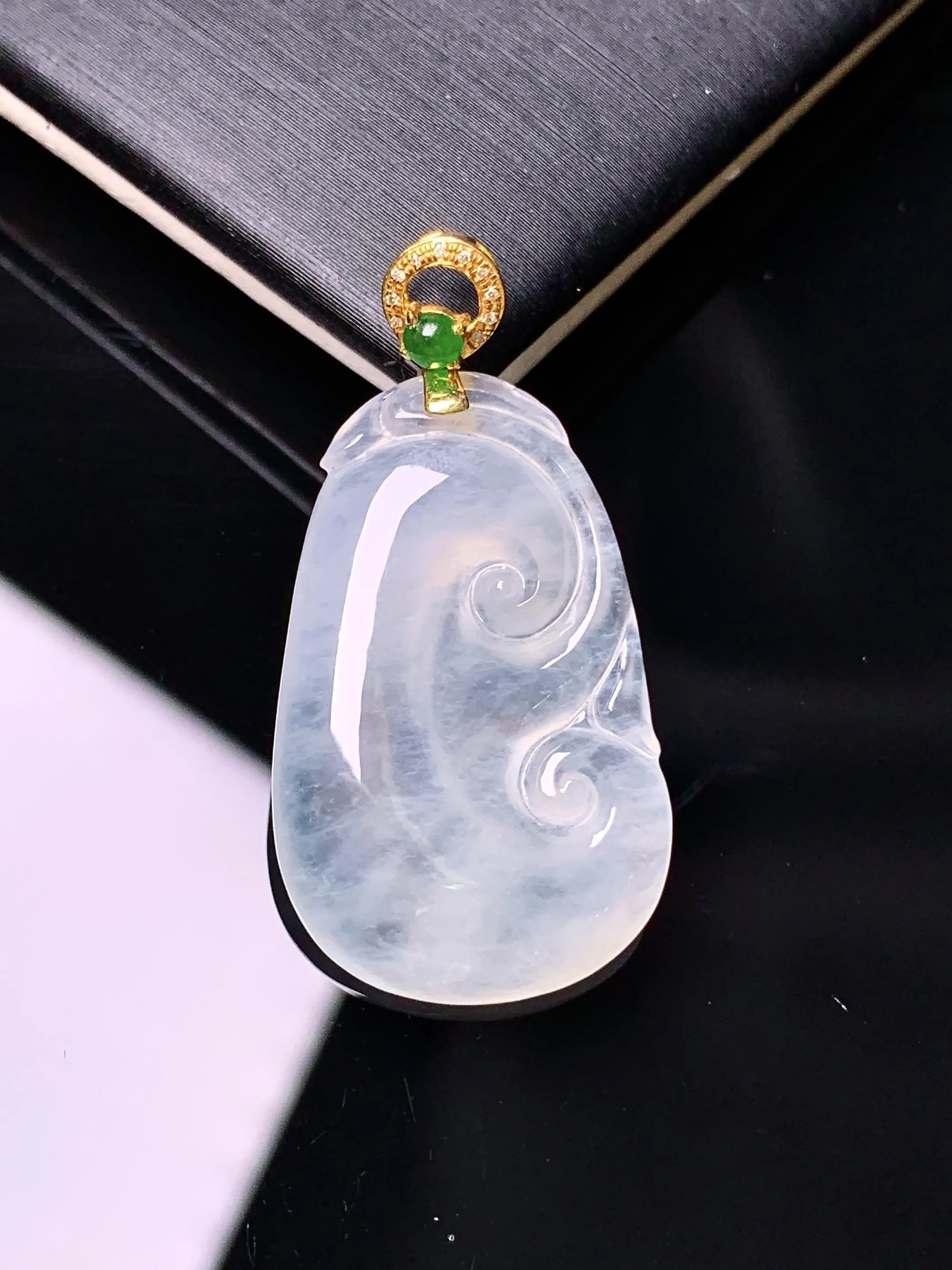 18k金镶嵌冰种如意吊坠 玉质细腻 水润亮眼 色泽艳丽 整体尺寸34.8*17.5*4.2