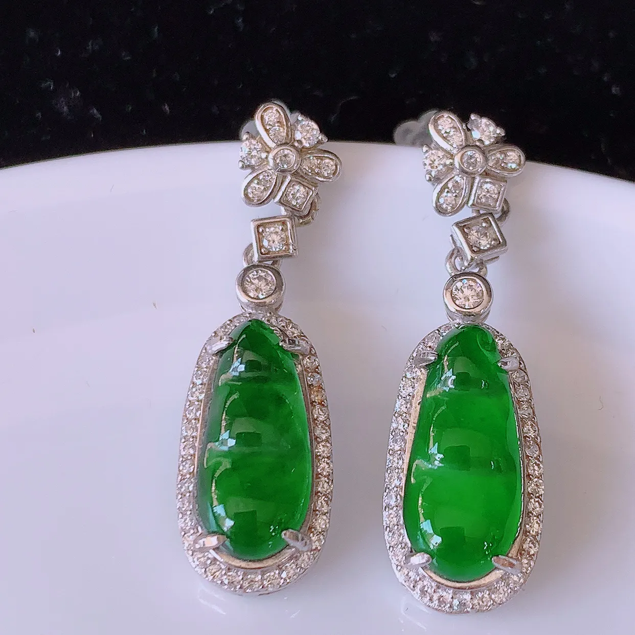 冰透满绿翡翠925银镶嵌耳坠，自然光实拍，翠色灵动，颜色漂亮，种老水足，品相佳，佩戴佳品！#97.7