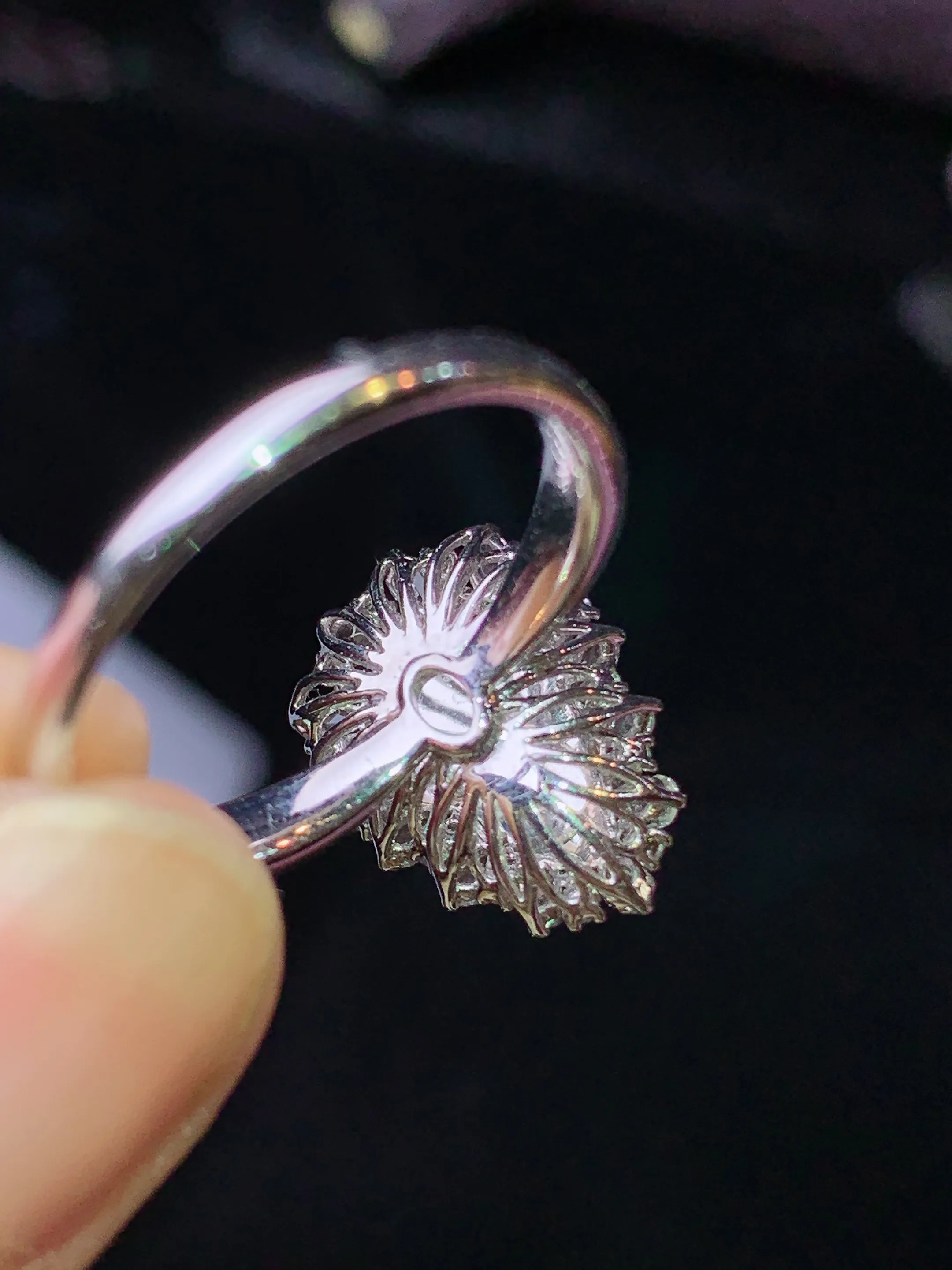 18k金钻镶嵌翠绿葫芦戒指 玉质细腻 水润亮眼 色泽艳丽 圈口14.5 整体尺寸16.2*12.5*10.3