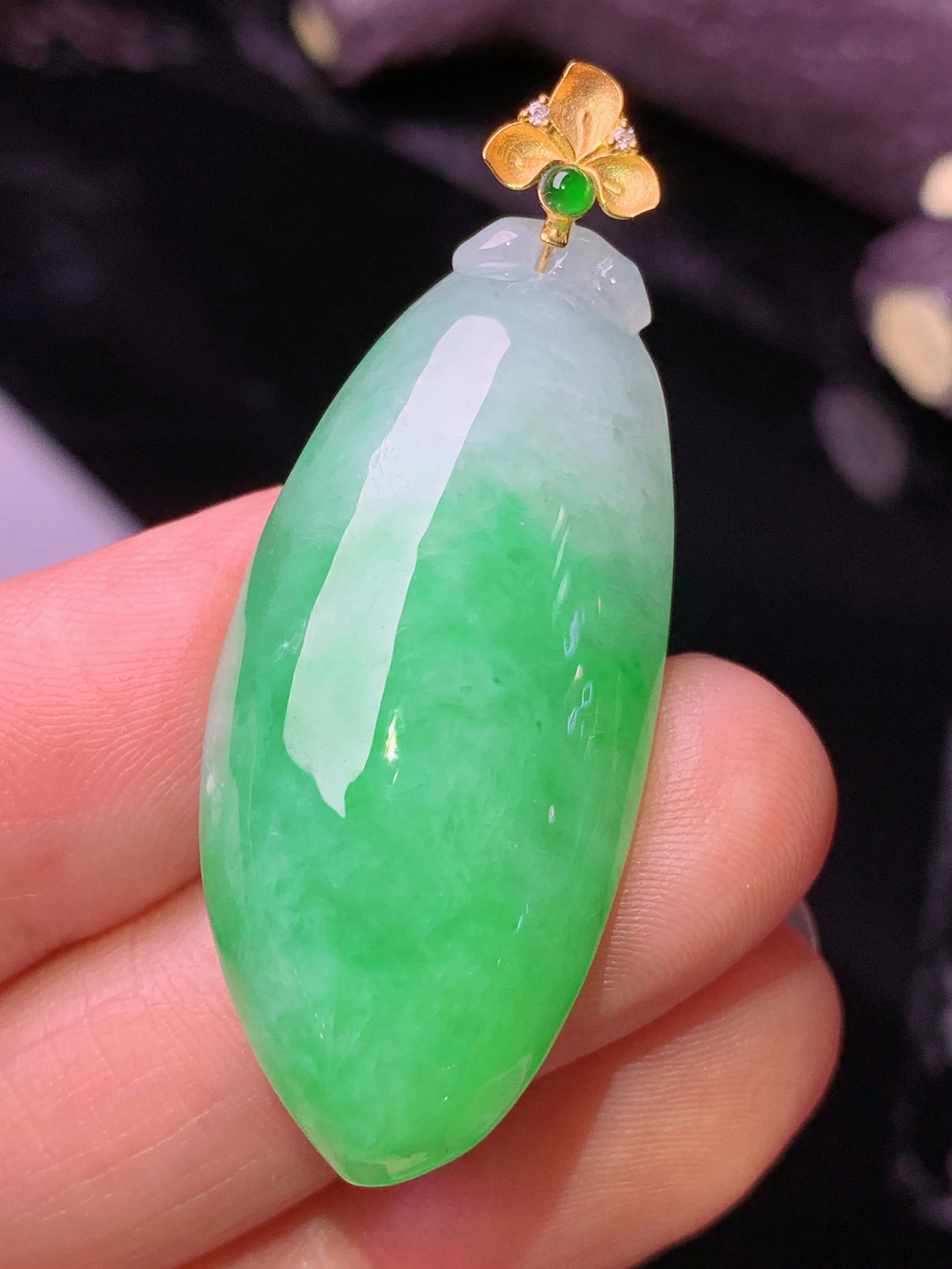 18k金镶嵌翠绿福瓜吊坠 玉质细腻 水润亮眼 色泽艳丽 整体尺寸43.5*17*9.2