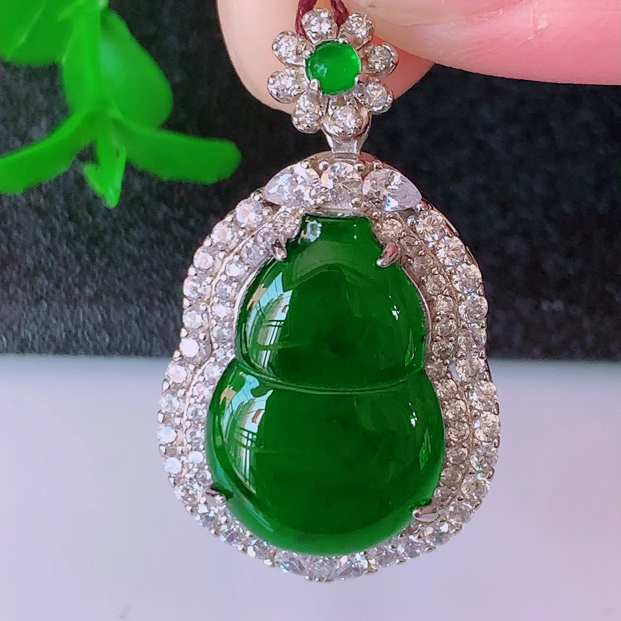 冰透满绿翡翠925银镶嵌葫芦吊坠，自然光实拍，翠色灵动，颜色漂亮，种老水足，品相佳，佩戴佳品！#97