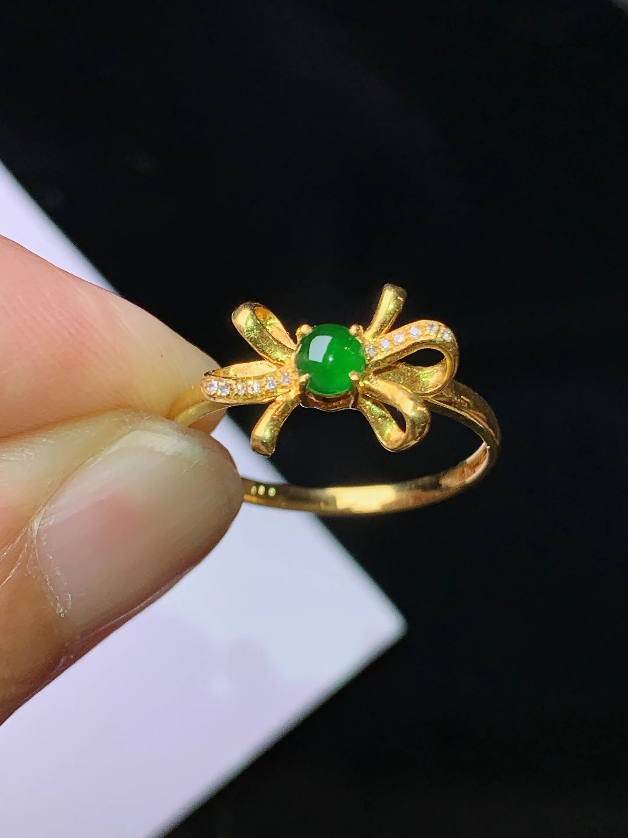 18k金钻镶嵌满绿蛋面戒指 玉质细腻 水润亮眼 色泽艳丽 圈口14 裸石尺寸3.5*2