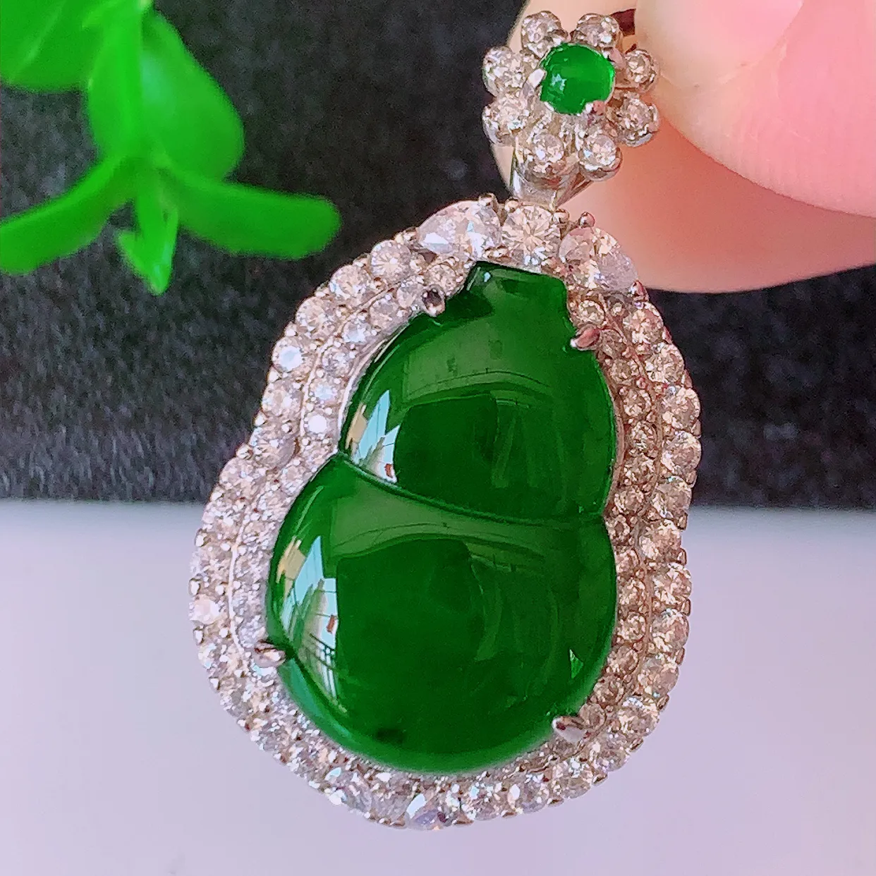 冰透满绿翡翠925银镶嵌葫芦吊坠，自然光实拍，翠色灵动，颜色漂亮，种老水足，品相佳，佩戴佳品！#97.7整体29.5*17.5*11裸石17*12