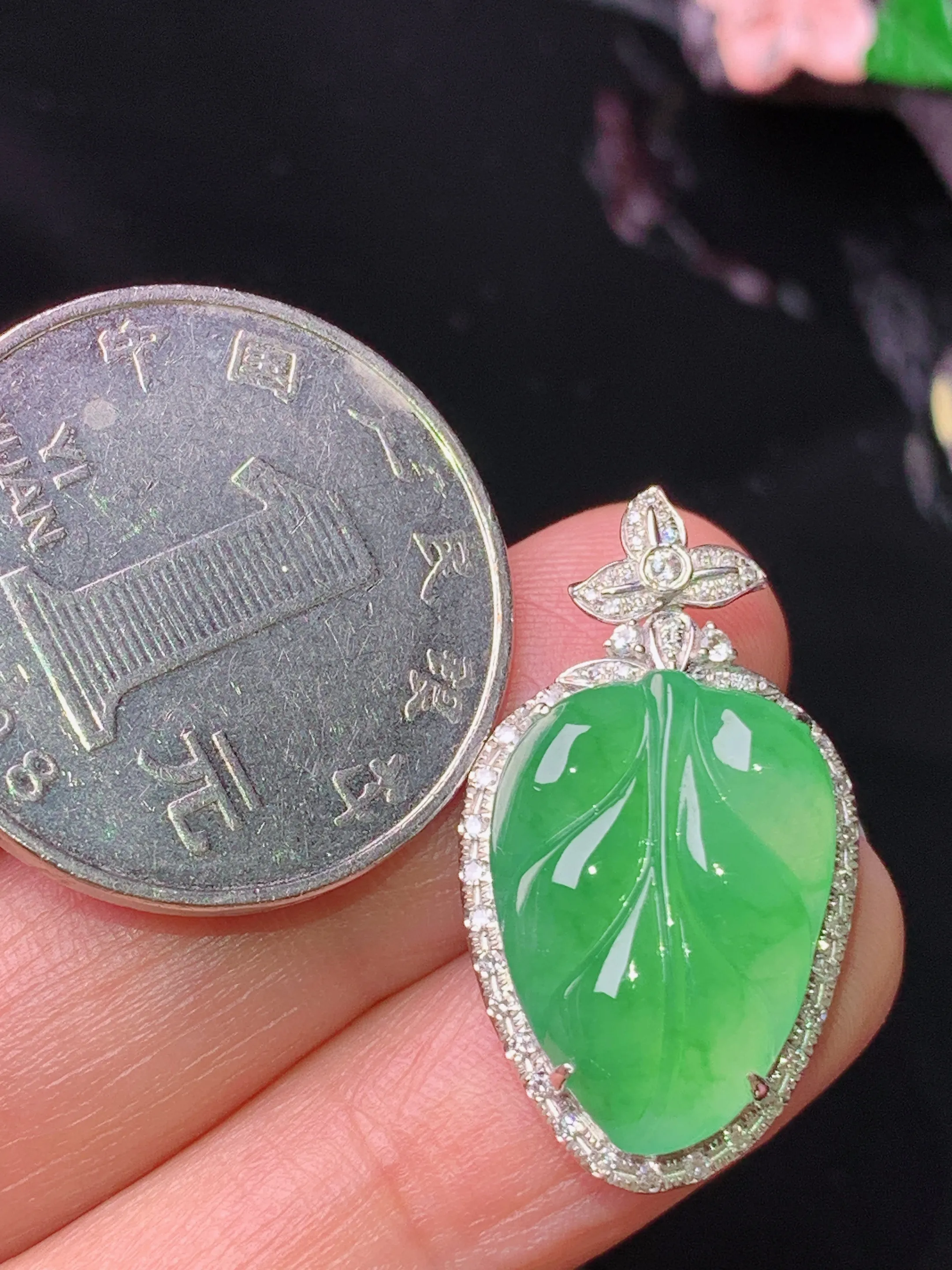 18k金钻镶嵌翠绿树叶吊坠 玉质细腻 水润亮眼 色泽艳丽 整体尺寸27.7*15.5*6.8