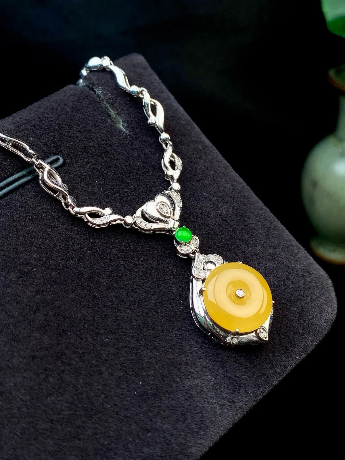 【冰种黄翡平安扣】质地非常细腻，冰润十足，种老冰透，收藏品质，18k金钻镶嵌，裸石尺寸11.2*2.6毫米