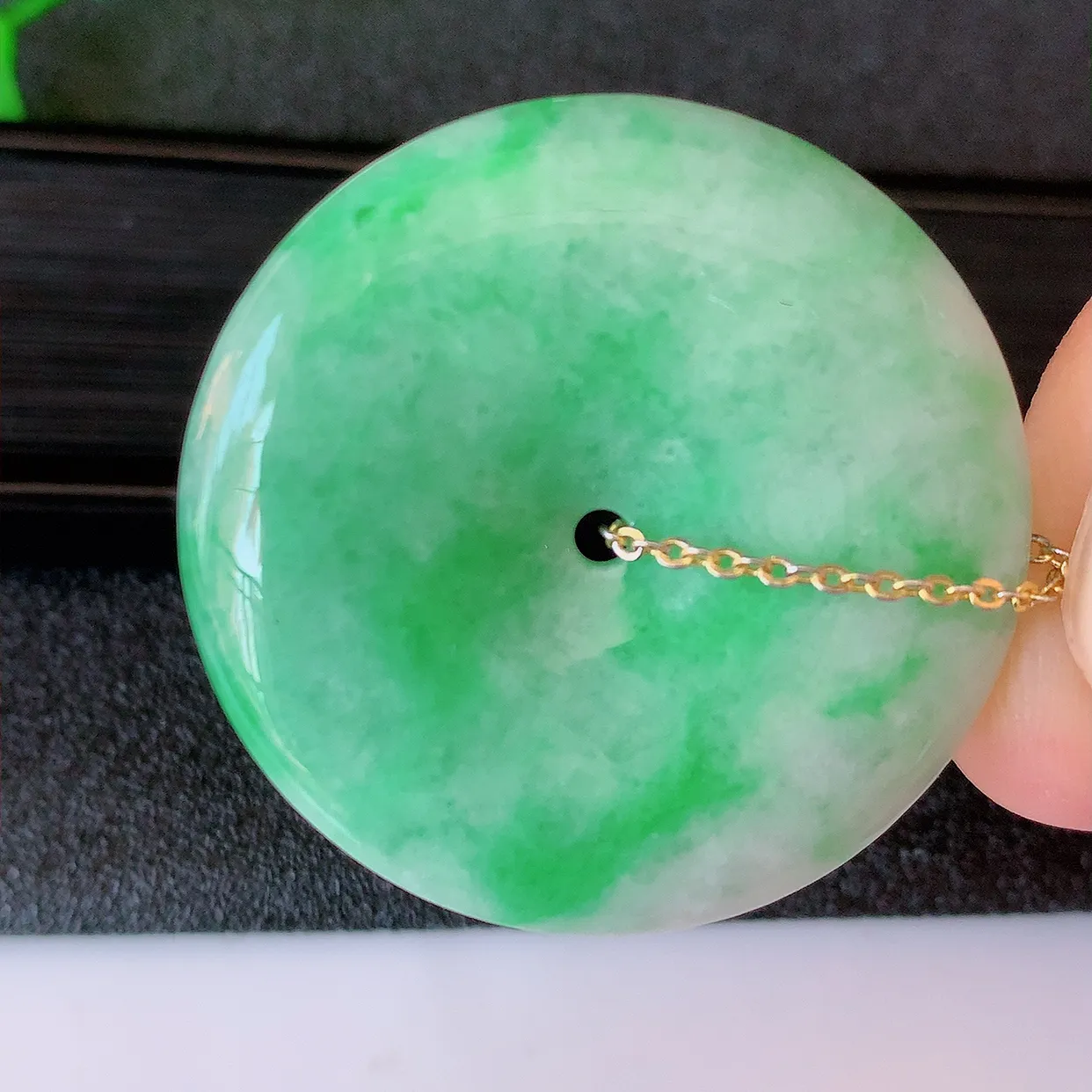 自然光实拍，冰润飘绿翡翠平安扣吊坠，种老水足，雕工精湛 ，寓意美好，佩戴时尚出众！#39.7