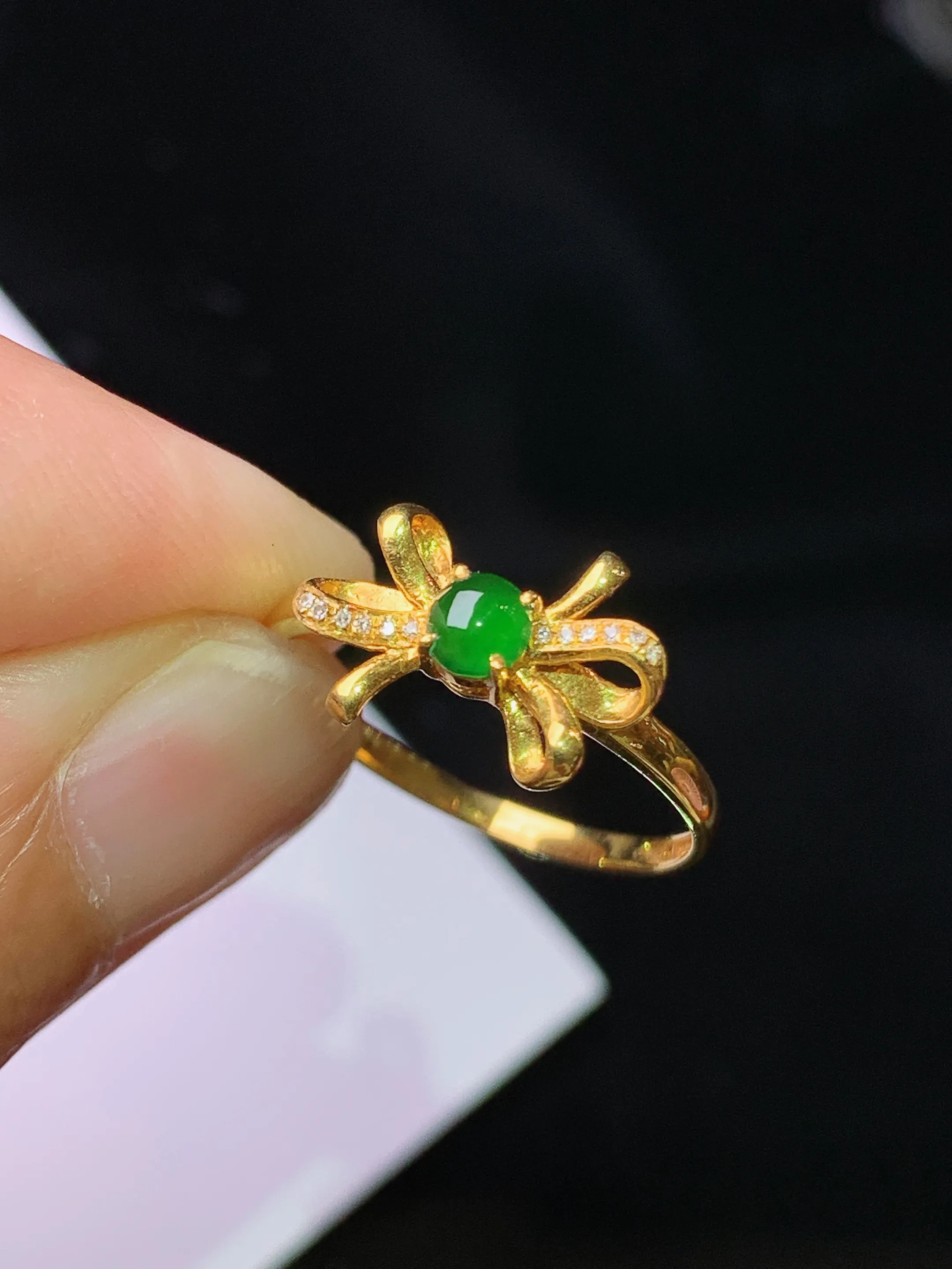 18k金钻镶嵌满绿蛋面戒指 玉质细腻 水润亮眼 色泽艳丽 圈口14 裸石尺寸3.5*2