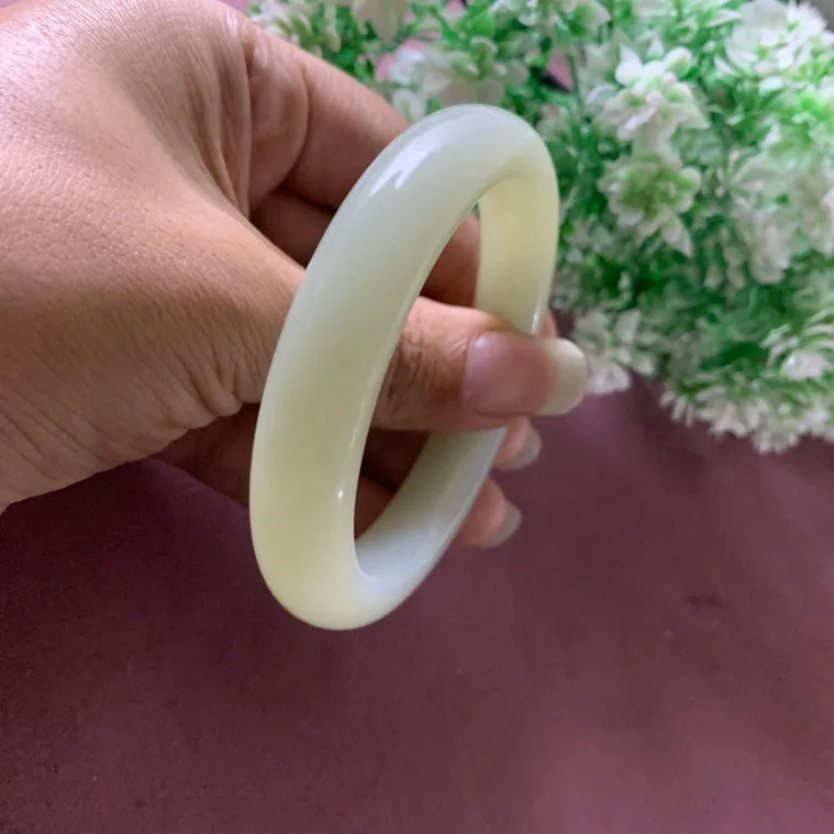 57圈口和田玉晴水色宽条手镯，精品白玉手镯，【挽间柔情】，镯型古朴典雅。在诗情画意的雨巷相遇，你是我