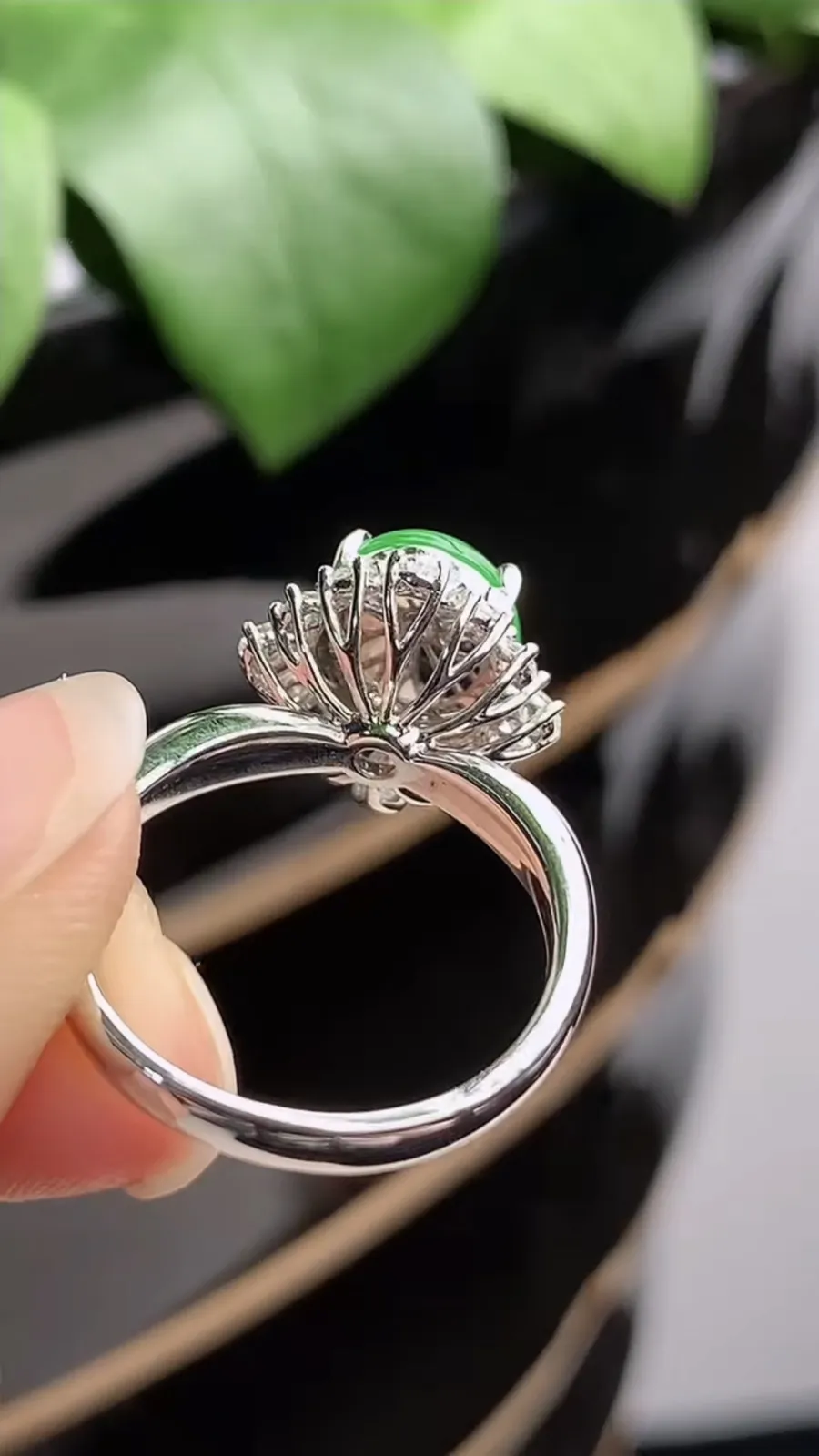 a货翡翠老坑冰种18K金伴钻镶嵌阳绿蛋面戒指 圈口17.4裸石尺寸9.5×8mm 重量4.14g 1209