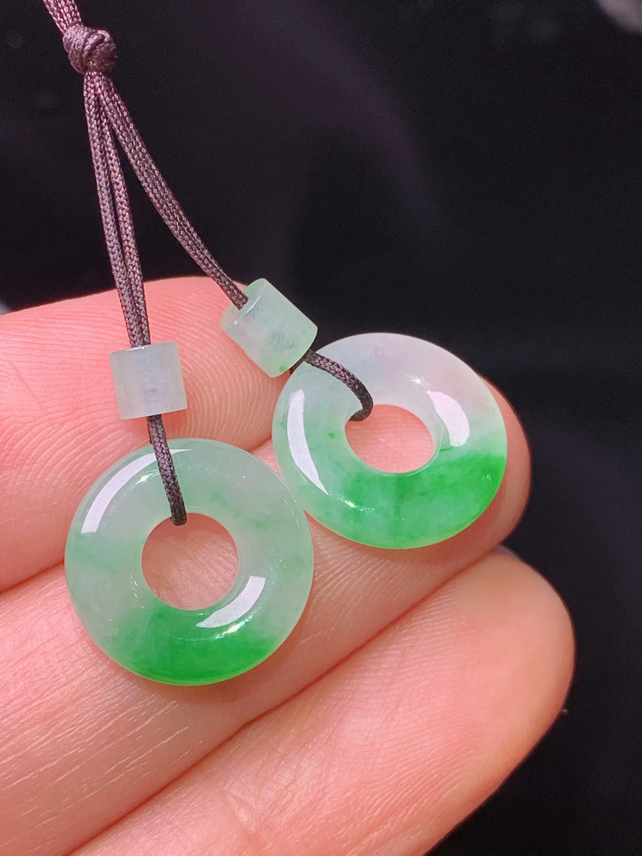 飘绿平安环一对 玉质细腻 水润亮眼 色泽艳丽 整体尺寸13*3.3