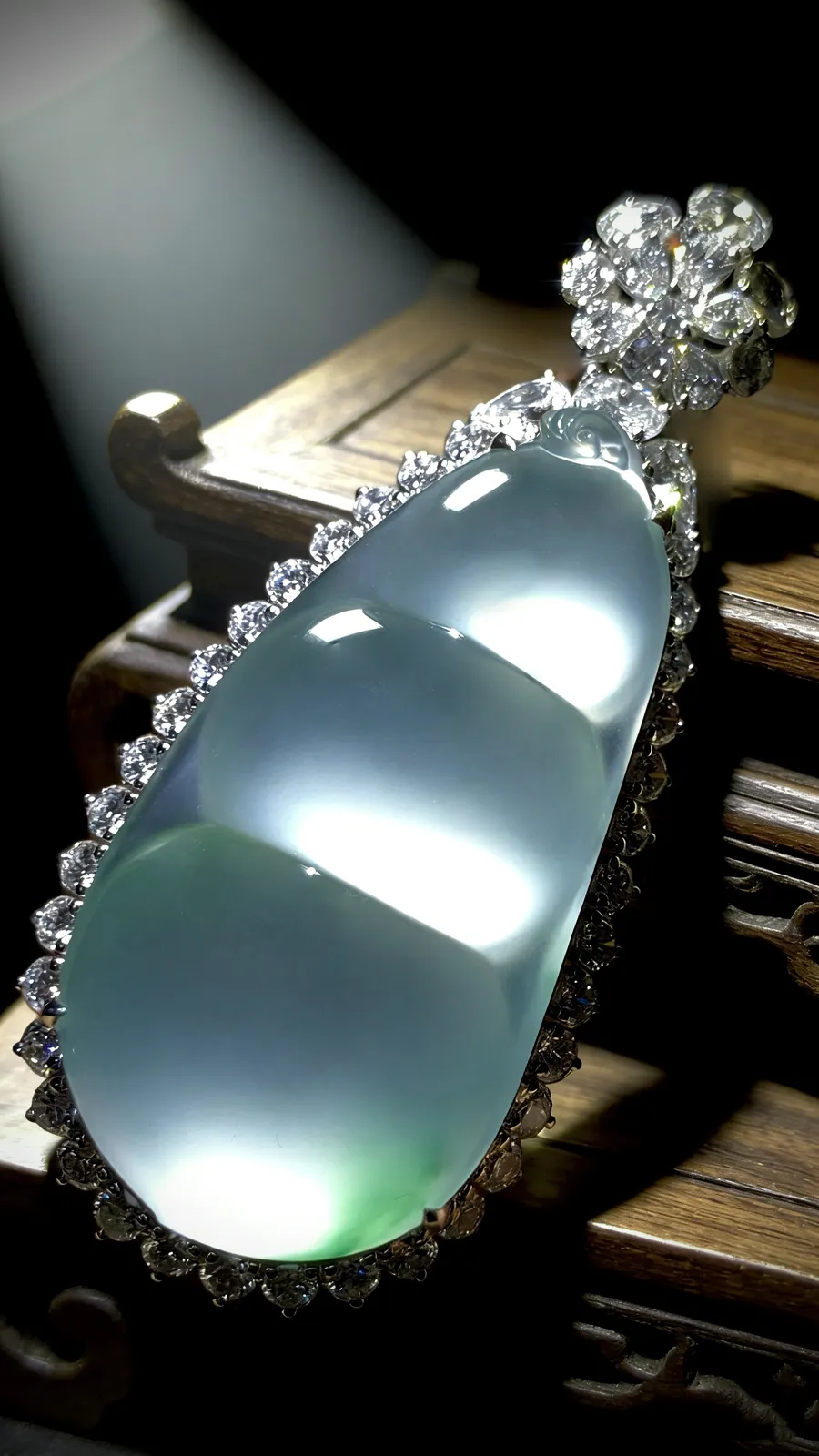 高品质收藏级四季平安豆子，
裸石42-21-8mm，整体59.2-26.2-16.2mm，
18K金，南非钻，29.02g，