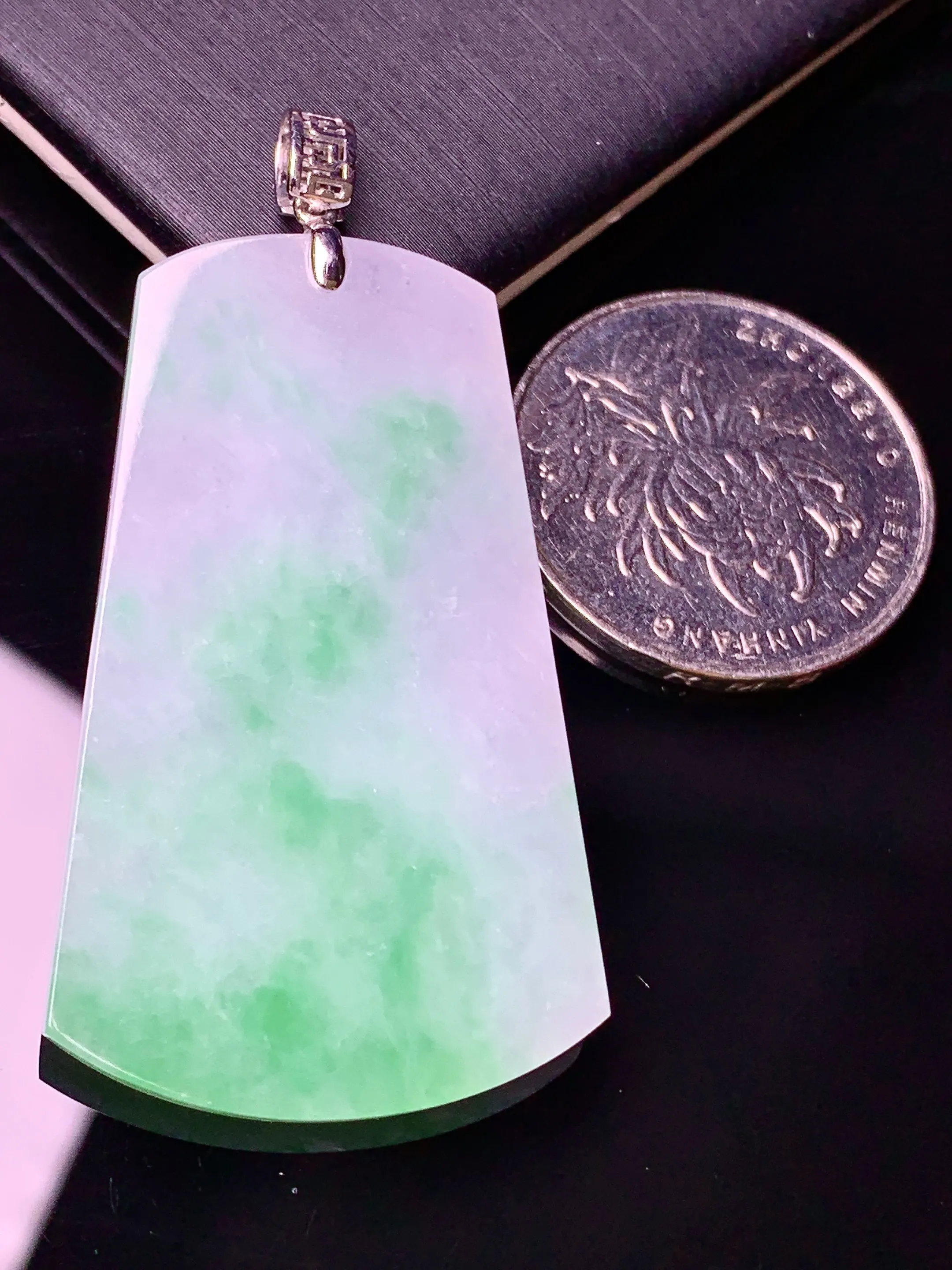 18k金镶嵌飘绿无事牌吊坠 玉质细腻 水润亮眼 色泽艳丽 整体尺寸51.6*26.6*3.2