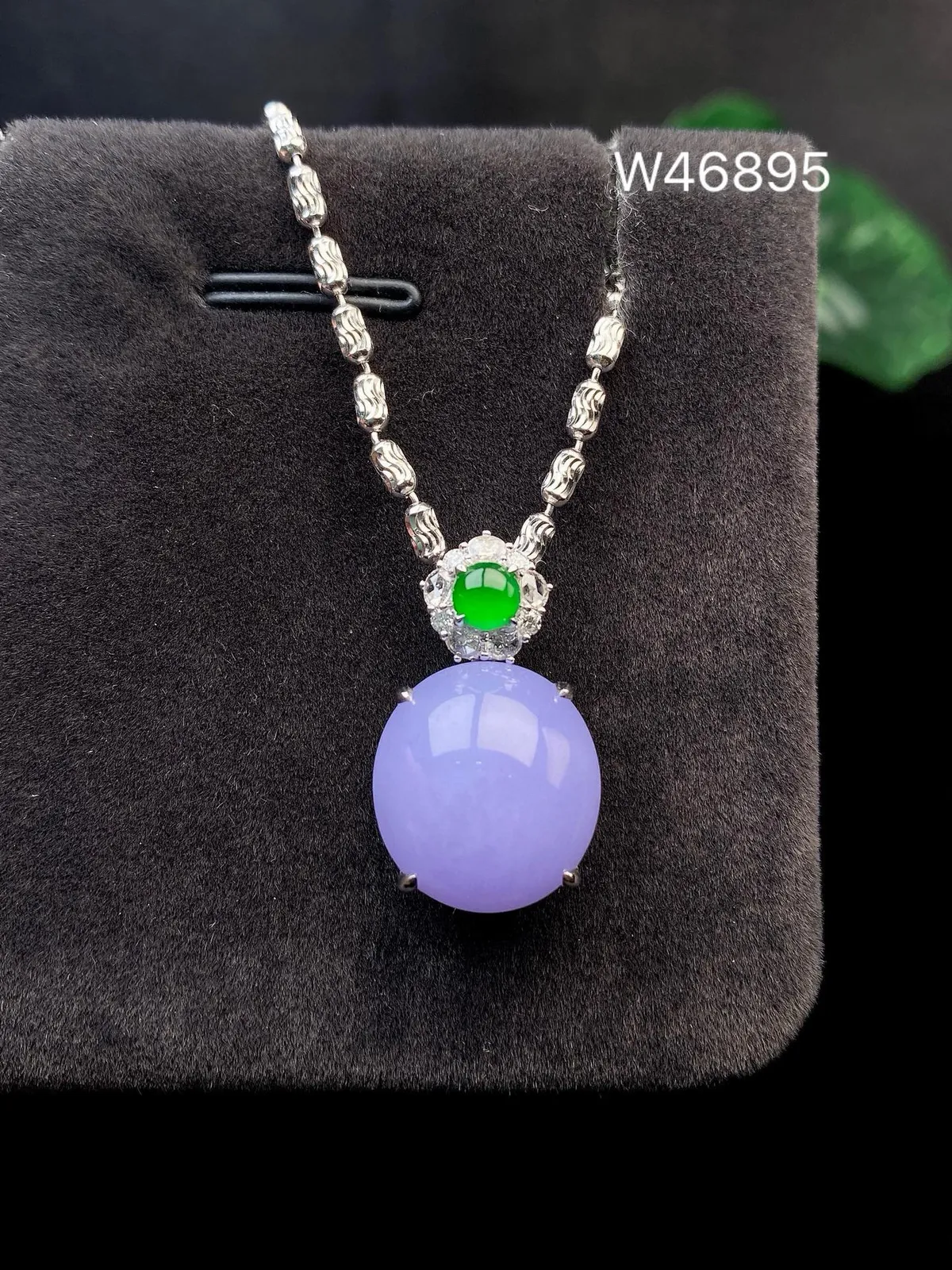 【冰种紫蛋面吊坠】质地细腻，饱满度很好，晶莹剔透，18k金钻镶嵌，裸石尺寸14.5*13.5*6.7