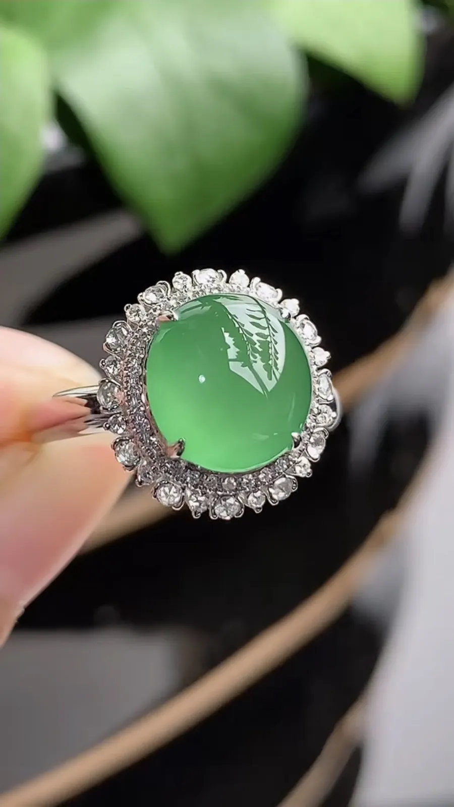 a货翡翠老坑冰种18K金伴钻镶嵌满绿蛋面戒指 圈口17.5裸石尺寸9.8×9mm 重量3.46g 1209