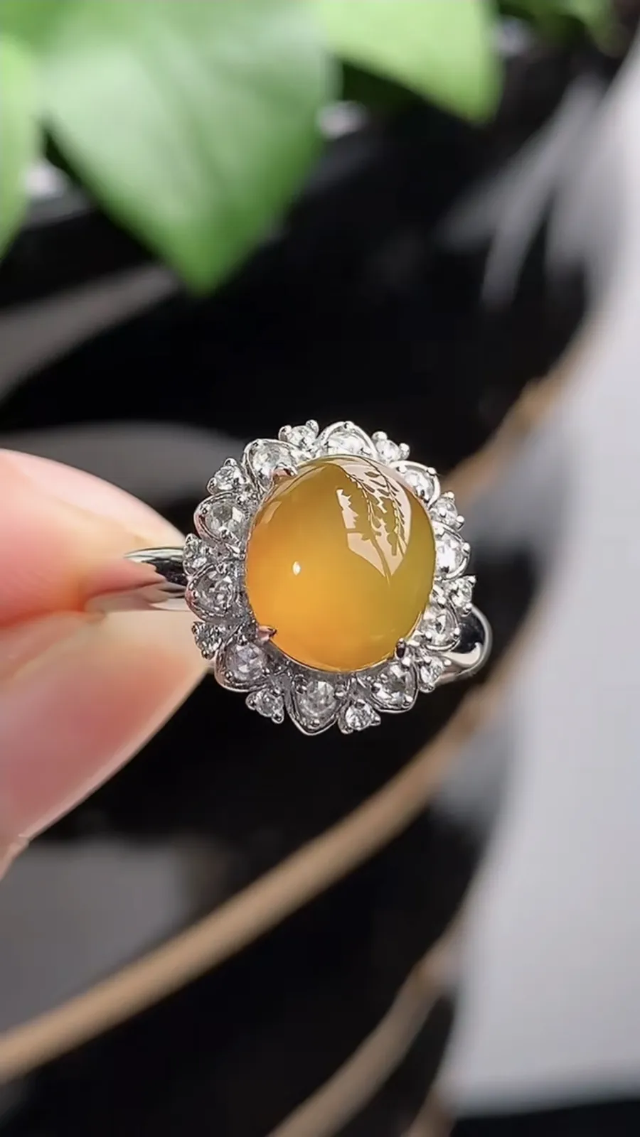 a货翡翠老坑冰种18K金伴钻镶嵌黄翡蛋面戒指 圈口17.4裸石尺寸9×7.6mm 重量4.18g 1209