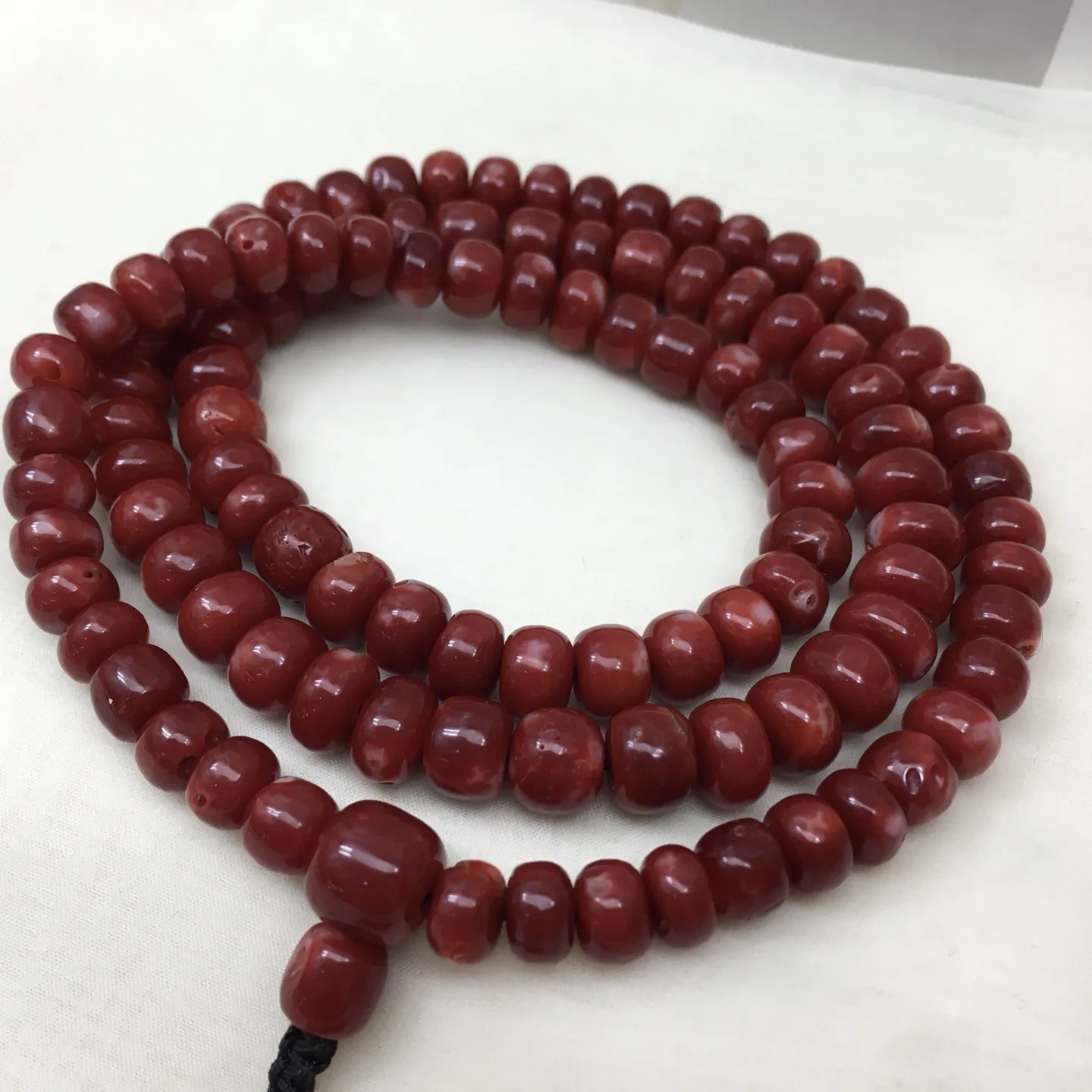 【天然日本阿卡赤血牛血红珊瑚8.8mm鼓珠108佛珠链】项链手链两用款！天然无添加无优化，日本产地，阿卡材料，赤血牛血红颜色。光泽柔润透亮，直径8.8-7.4mm，重量69.3克，材料限制裸石有阿卡标志性白芯眼。珊瑚本为佛教珍宝，来自深海千年生长，有生长纹，属于有机宝石，气场强大。