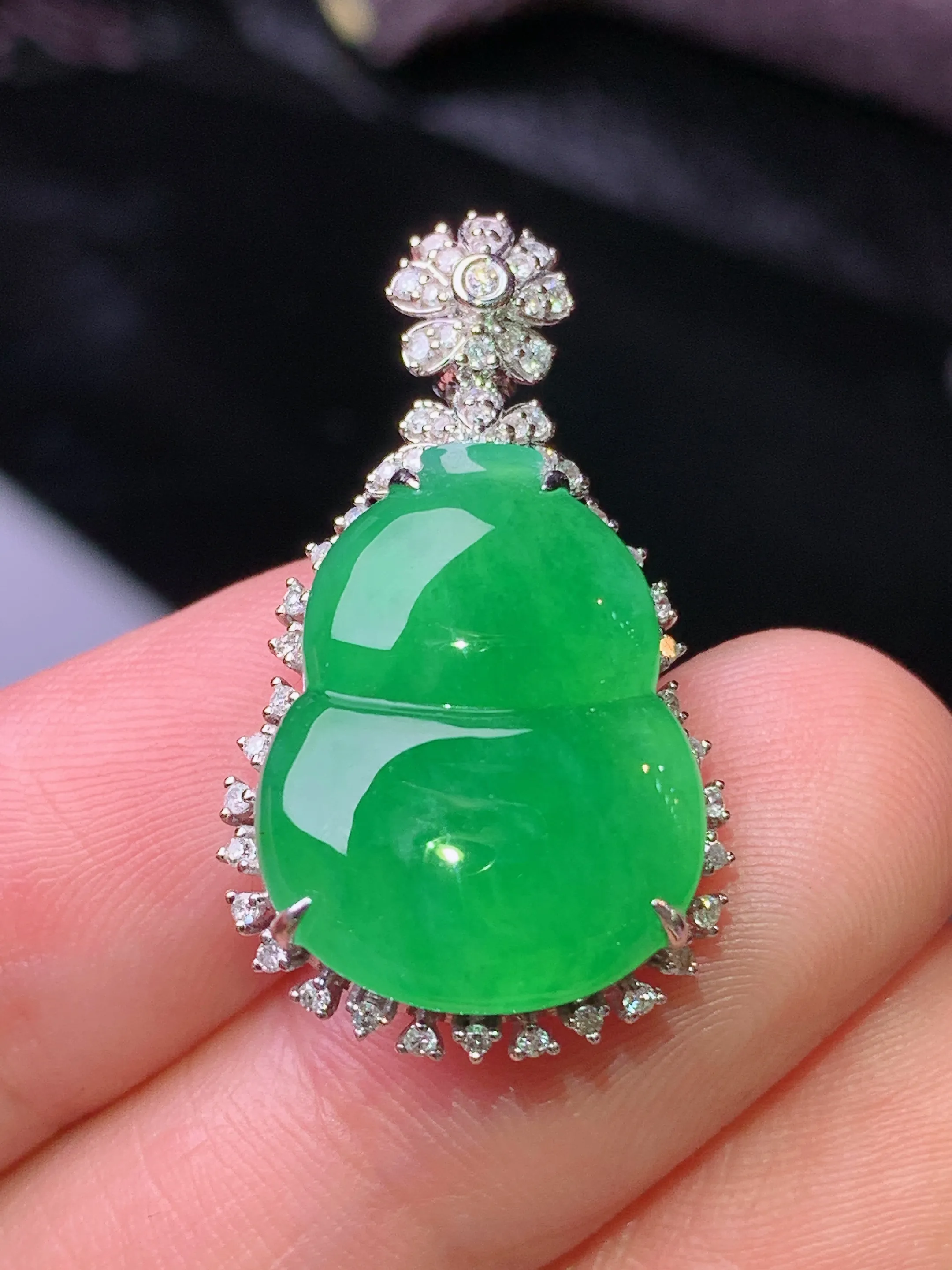 18k金钻镶嵌满绿葫芦吊坠 玉质细腻 水润亮眼 色泽艳丽 整体尺寸28.5*16.3*8.5