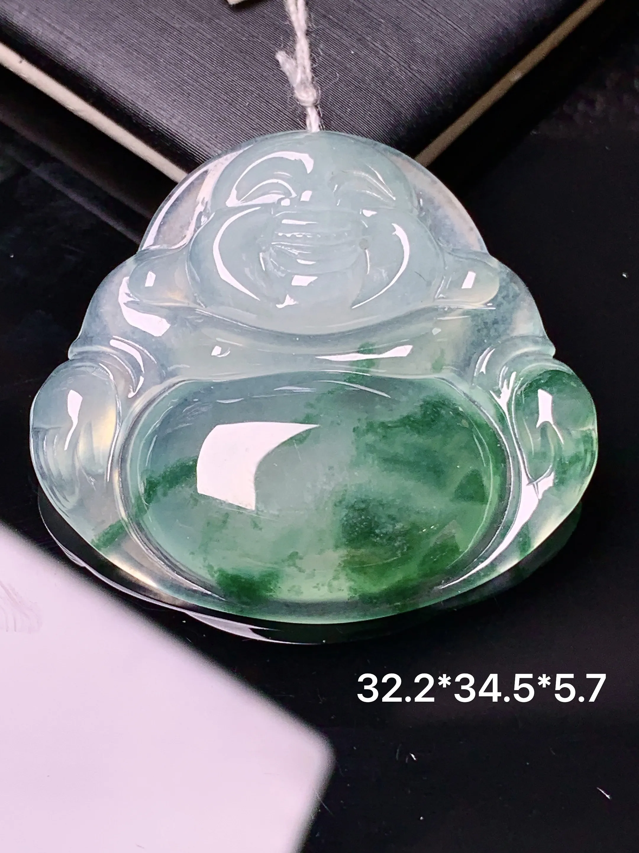 冰种飘绿佛公吊坠 玉质细腻 水润亮眼 色泽艳丽 整体尺寸32.2*34.5*5.7