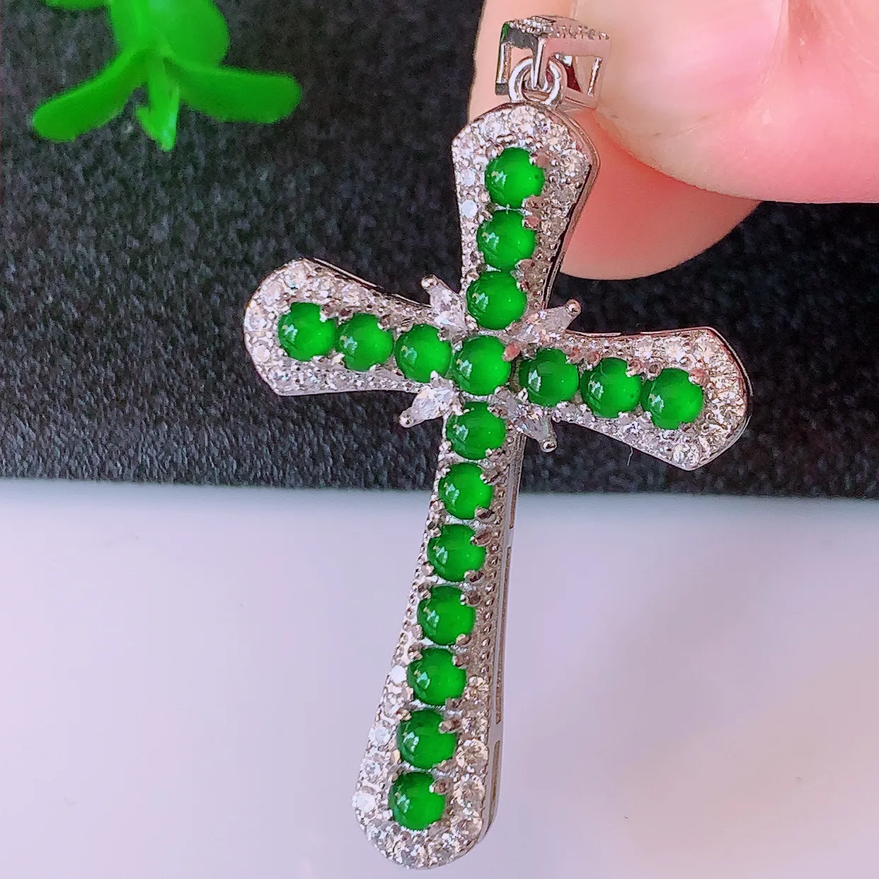 冰透满绿翡翠925银镶嵌十字架吊坠，自然光实拍，翠色灵动，颜色漂亮，种老水足，品相佳，佩戴佳品！#97.7整体44.5*24.2*5.6裸石2.5*2.5
