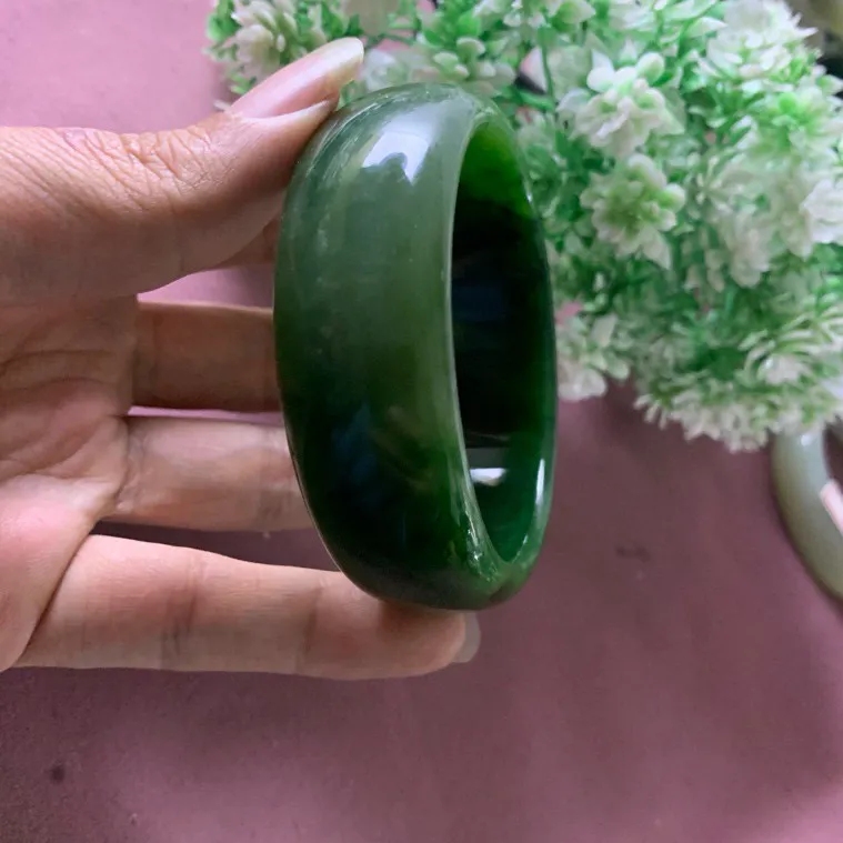 59.5圈口和田玉菠菜绿宽版手镯，精品白玉手镯，【挽间柔情】，镯型古朴典雅。在诗情画意的雨巷相遇，你是我腕间的一抹风情，有你眸有深情.清风荡漾湖间静水，我愿俯身低眉，在烟波涟漪处寻你