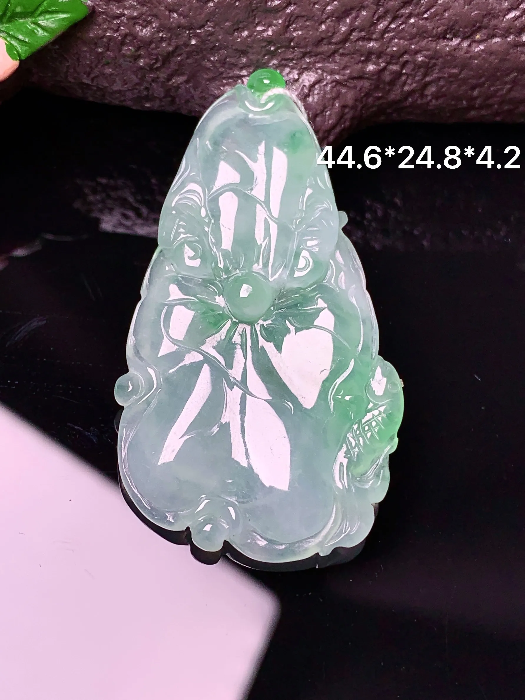 飘绿荷叶牌吊坠 玉质细腻 水润亮眼 色泽艳丽 整体尺寸44.6*24.8*4.2