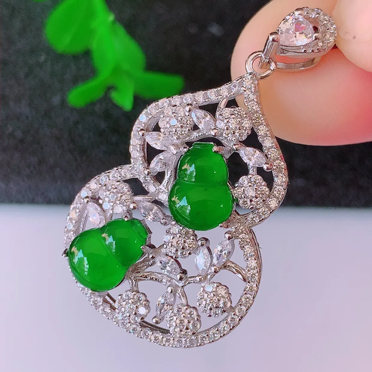 冰透满绿翡翠925银镶嵌葫芦吊坠，自然光实拍，翠色灵动，颜色漂亮，种老水足，品相佳，佩戴佳品！#97.7整体35*20*7.5裸石8*5.8