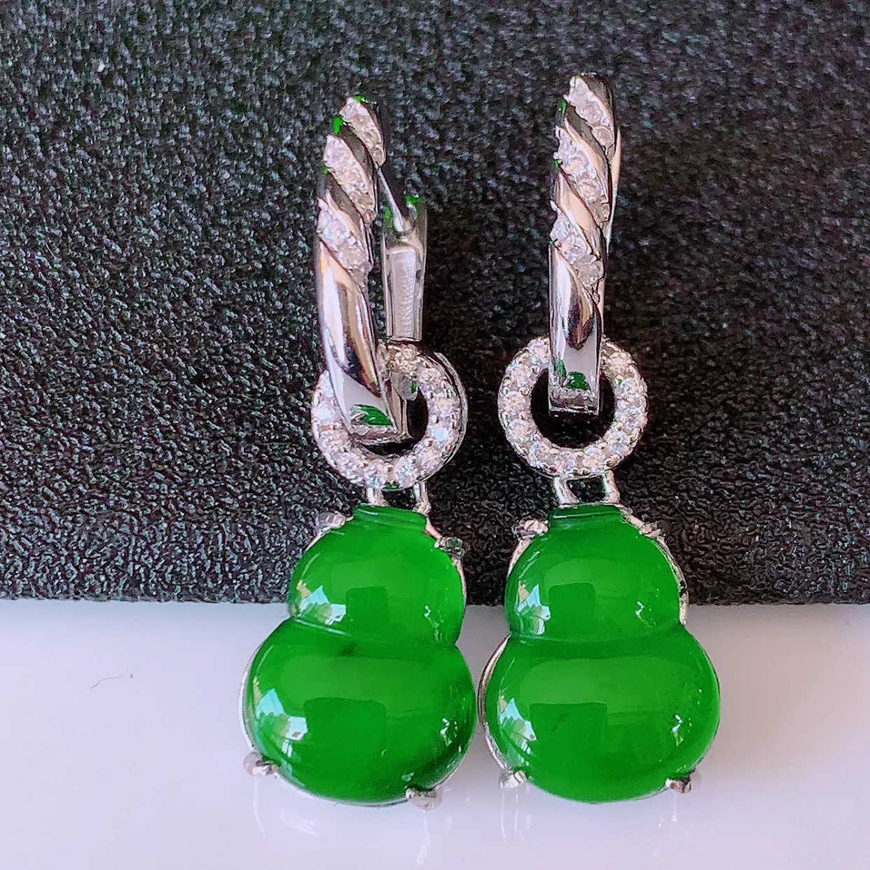 冰透满绿翡翠925银镶嵌葫芦耳坠，自然光实拍，翠色灵动，颜色漂亮，种老水足，品相佳，佩戴佳品！#97.7整体29*9.5*5裸石12-9.5