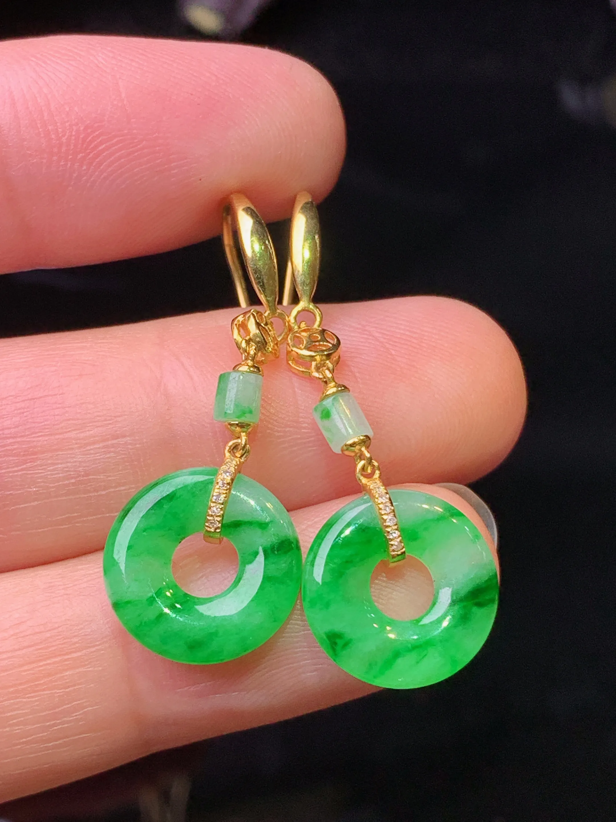 18k金钻镶嵌飘绿平安环耳坠 玉质细腻 水润亮眼 色泽艳丽 整体尺寸36.5*12*2.8