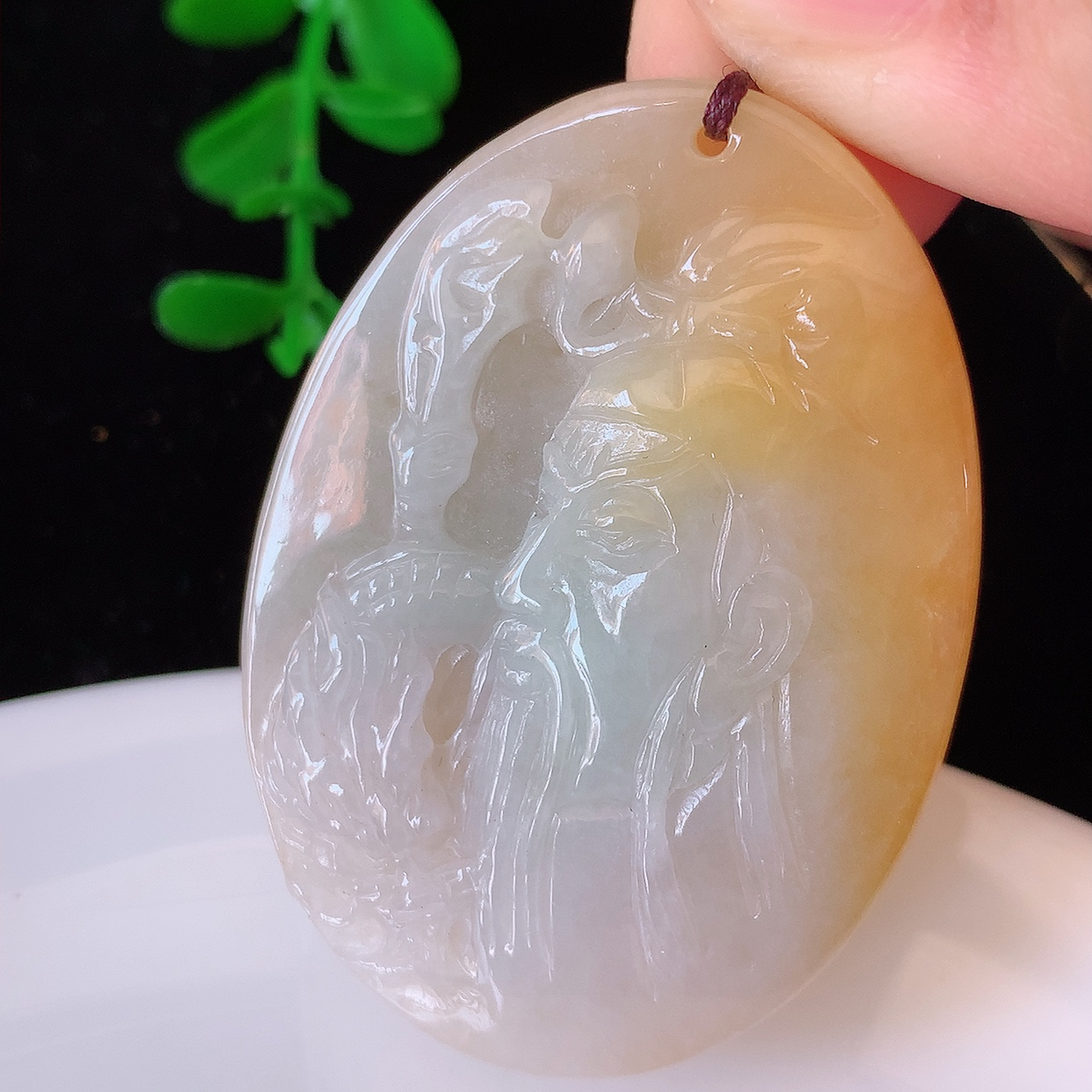 自然光实拍，冰润黄翡双彩翡翠关公吊坠。翡翠关公是生意人喜爱的财神爷，助您财运亨通，步步高升，关公威风凛凛中蕴含宽厚仁慈，质地细腻，佩戴上身非常大气！#60.7