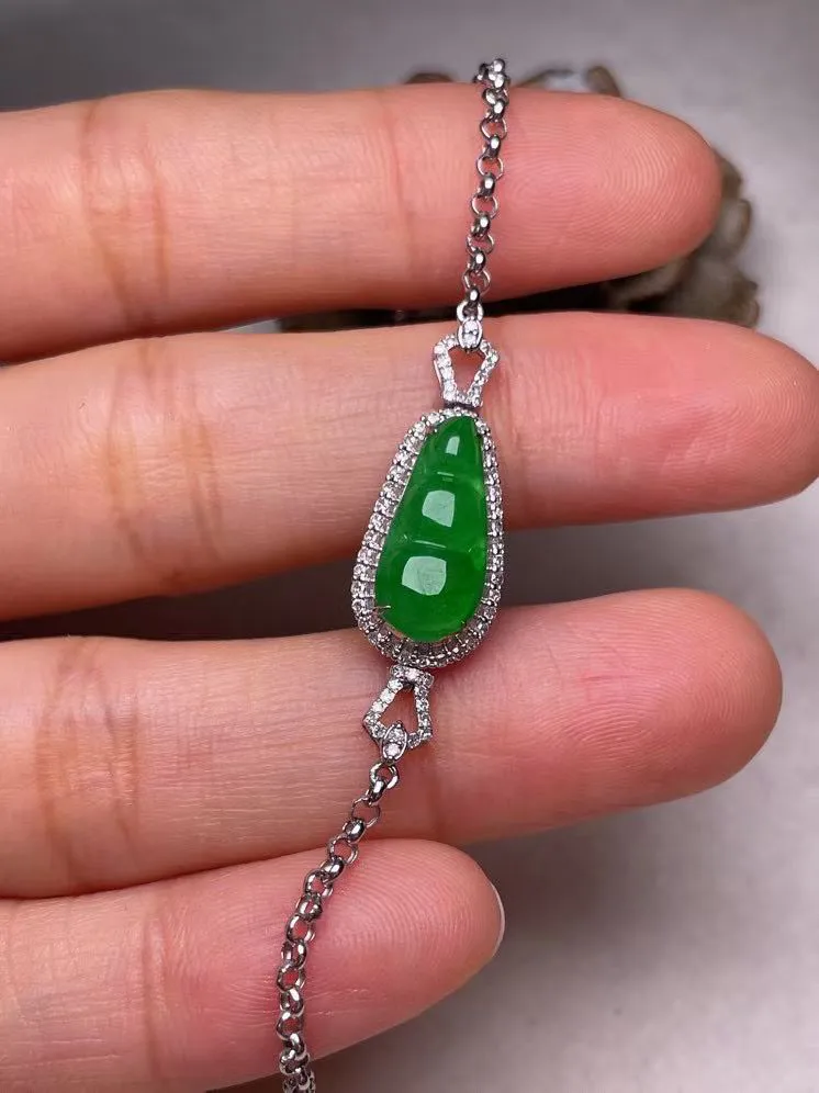 冰种阳绿福豆手链、真金真钻镶嵌，种水好，玉质细腻 .裸石尺寸 14.0*6.5.