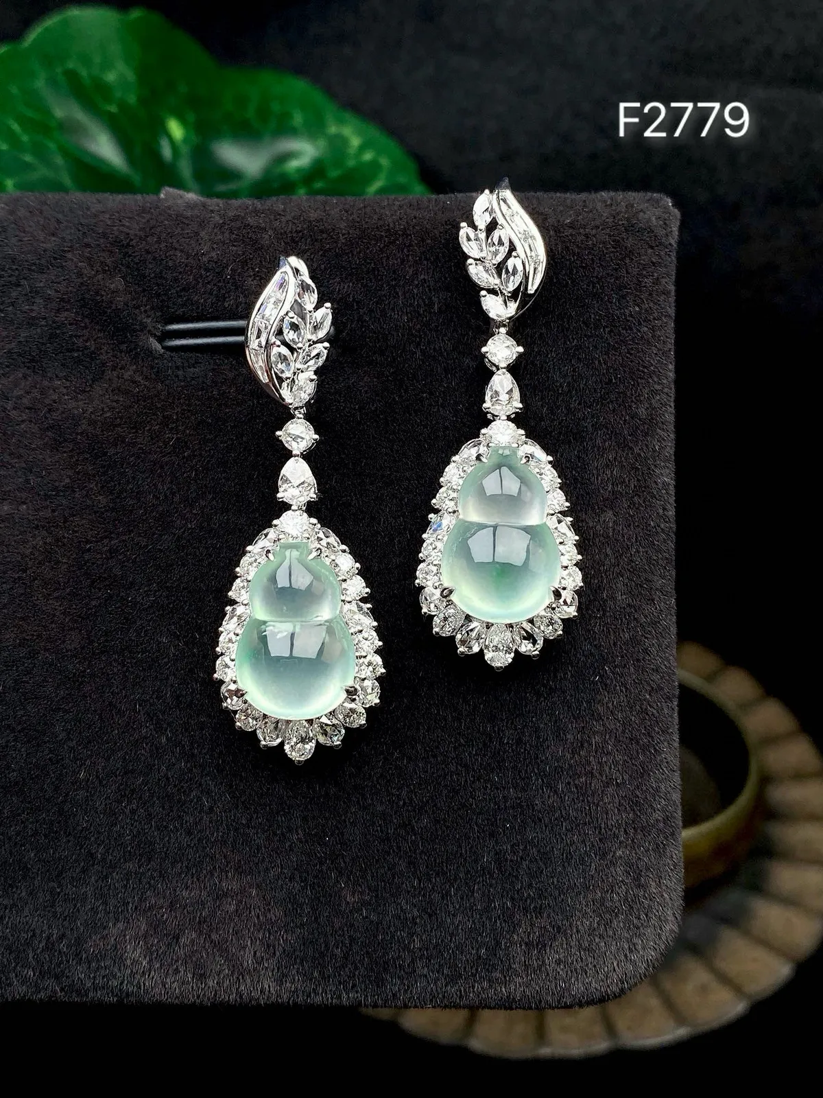 【冰种晴底葫芦耳坠】质地上乘，冰润通透，种老起光，胶感明显。上身效果很不错，18K金钻精美镶嵌，裸石