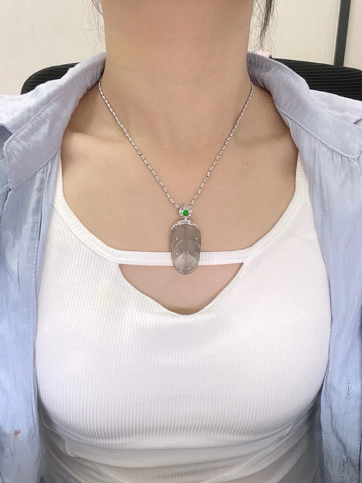 【冰种叶子】金枝玉叶，质地细腻，冰润透亮，光泽出众，18k金钻镶嵌，裸石尺寸32.6*19.7*4毫米