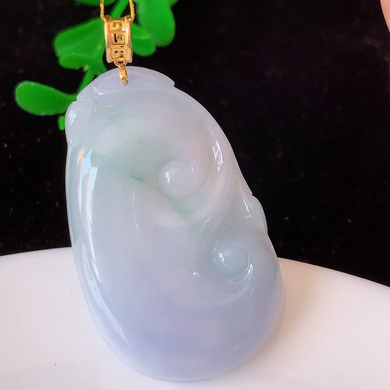 18K金镶嵌紫罗兰飘花翡翠如意吊坠，简单的镶嵌设计、让玉坠百搭又精致，寓意着吉祥，事事如意！#35.7整44.5裸石38.5*23*5.6