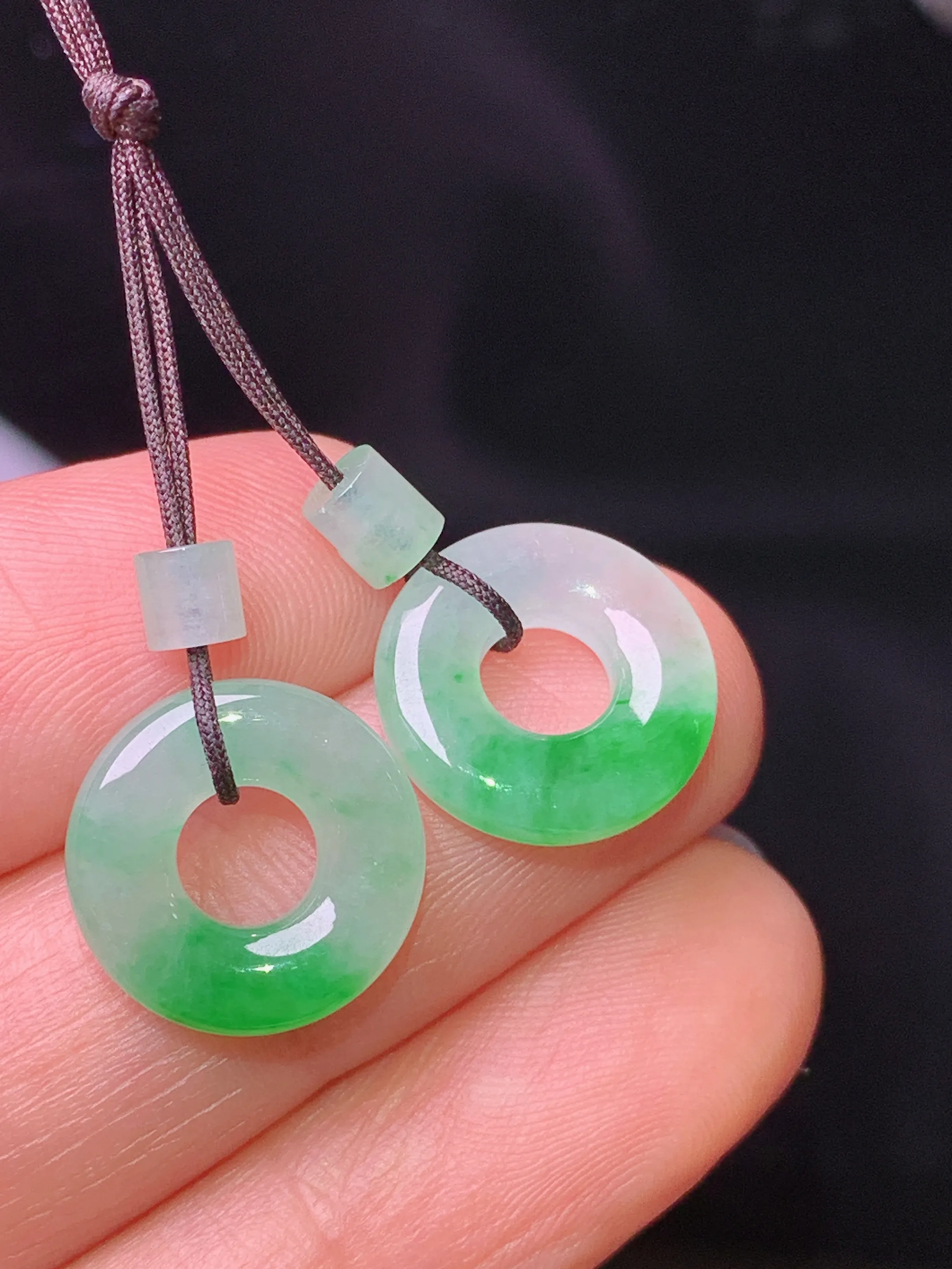 飘绿平安环一对 玉质细腻 水润亮眼 色泽艳丽 整体尺寸13*3.3