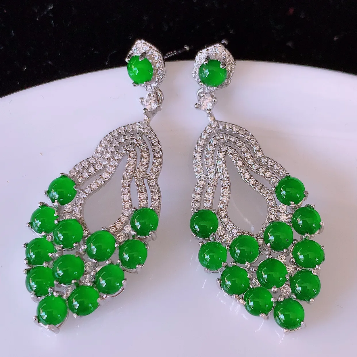 冰透满绿翡翠925银镶嵌耳坠，自然光实拍，翠色灵动，颜色漂亮，种老水足，品相佳，佩戴佳品！#97.7整体40*15.8*4.5裸石3.5*3.5