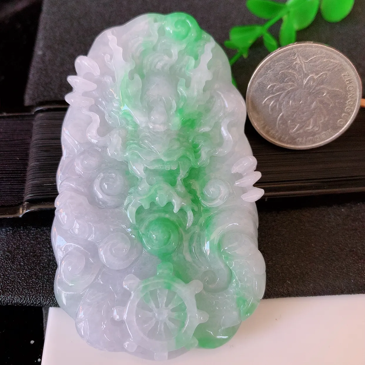 自然光实拍，精雕飘绿翡翠龙牌吊坠，龙行天下，雕工立体精湛，翡翠龙牌，种老水足，配戴霸气时尚，值得收藏!#39.7