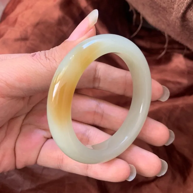 金蜜糖，53.5圈口和田玉且末糖料手镯【挽间柔情】，镯型古朴典雅。在诗情画意的雨巷相遇，你是我腕间的