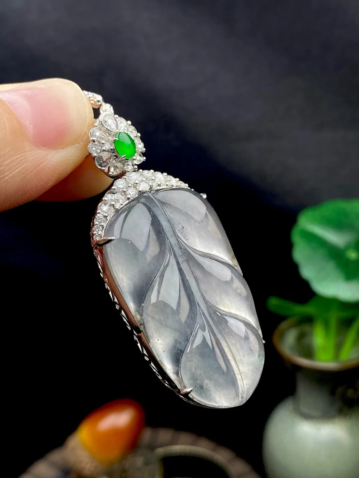 【冰种叶子】金枝玉叶，质地细腻，冰润透亮，光泽出众，18k金钻镶嵌，裸石尺寸32.6*19.7*4毫