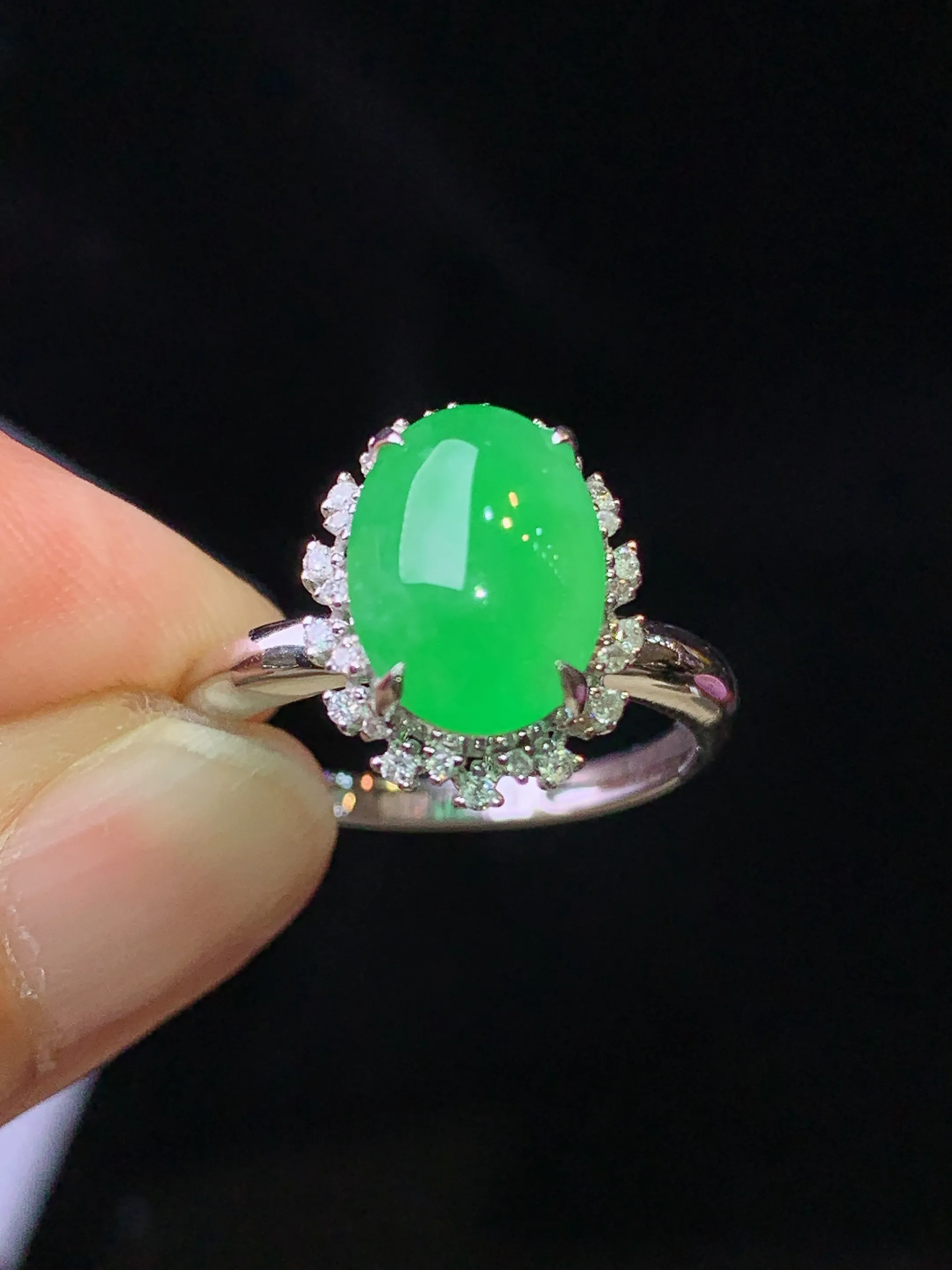 18k金钻镶嵌翠绿蛋面吊坠 玉质细腻 水润亮眼 色泽艳丽 圈口13.5 整体尺寸13.5*10.5*