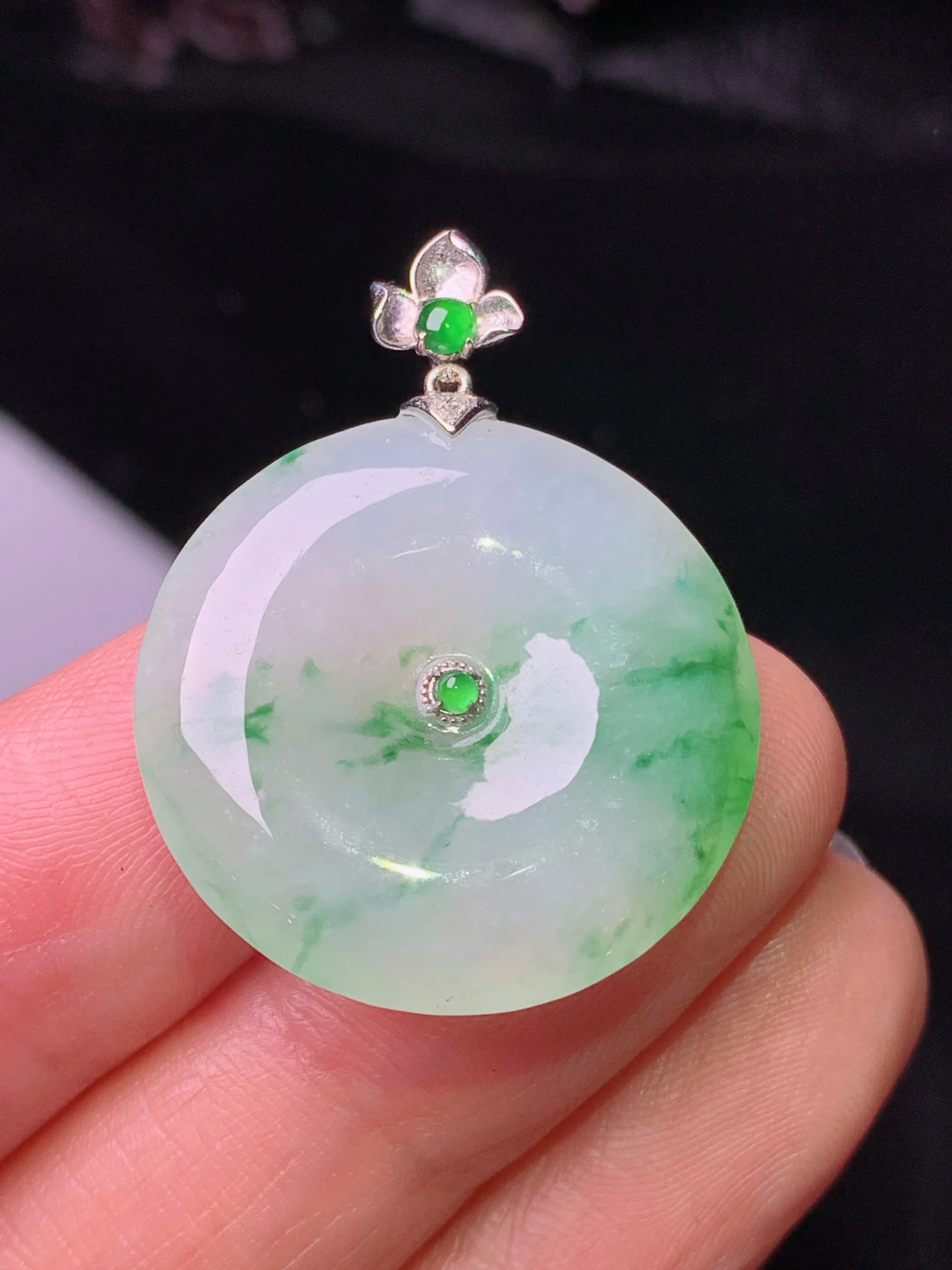18k金镶嵌飘绿平安扣吊坠 玉质细腻 水润亮眼 色泽艳丽 整体尺寸31.2*23.8*4.8