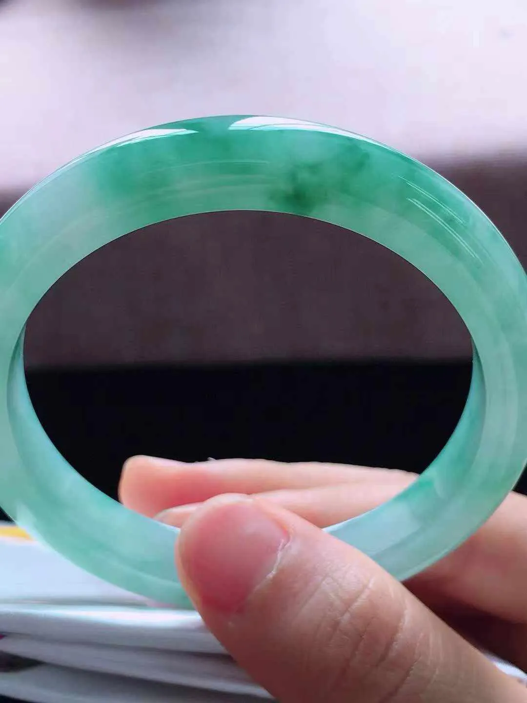 【翡翠名称】老种冰飘花55.3正圈口翡翠手镯
【翡翠尺寸】55.2*9.8*8mm适合54-56正圈口佩戴
【翡翠描述】缅甸天然翡翠A货，种老水足，玉质细腻，色泽靓丽，性价比高，佩戴效果好！