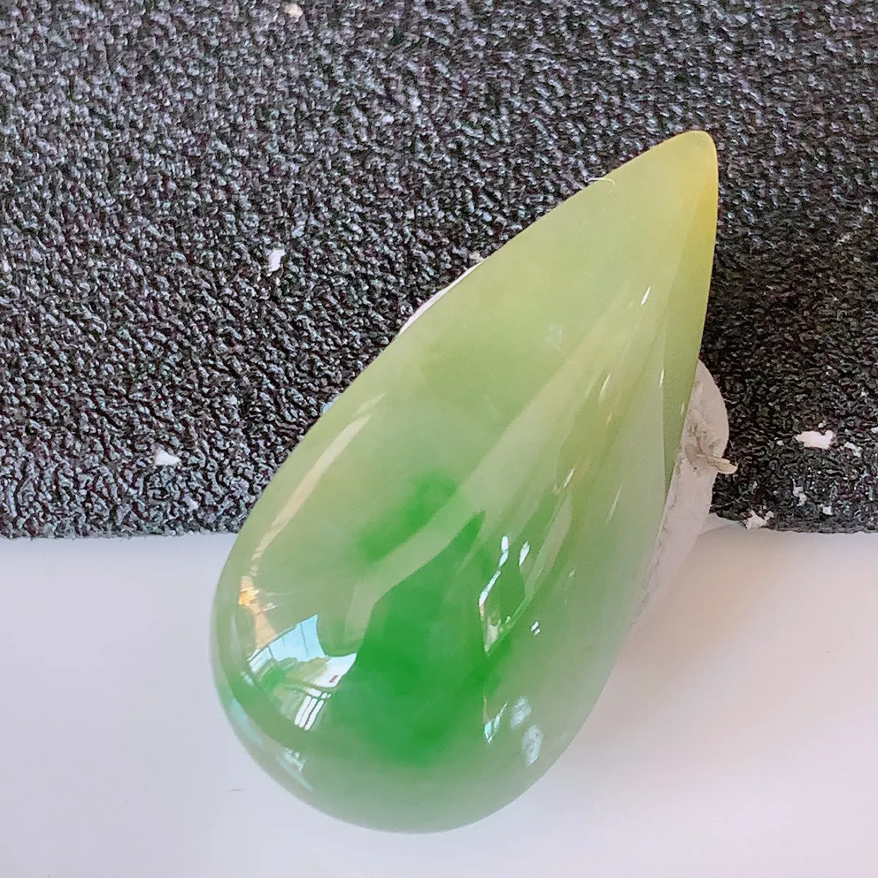 自然光实拍，水润黄加绿翡翠水滴蛋面，翠色灵动，玉质细腻，颜色漂亮，品相佳，佩戴佳品！#97.7尺寸2