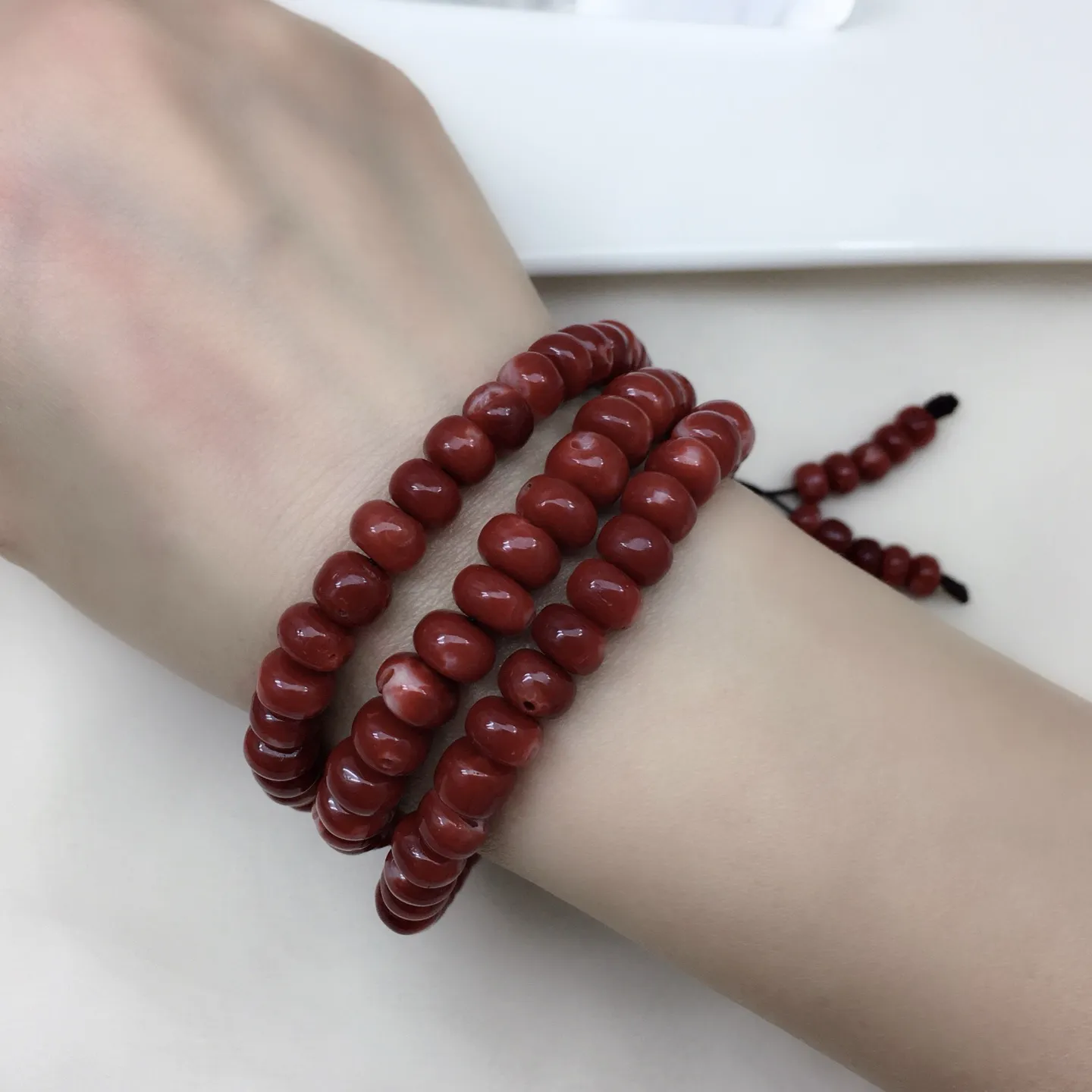 【天然日本阿卡赤血牛血红珊瑚8.8mm鼓珠108佛珠链】项链手链两用款！天然无添加无优化，日本产地，阿卡材料，赤血牛血红颜色。光泽柔润透亮，直径8.8-7.4mm，重量69.3克，材料限制裸石有阿卡标志性白芯眼。珊瑚本为佛教珍宝，来自深海千年生长，有生长纹，属于有机宝石，气场强大。