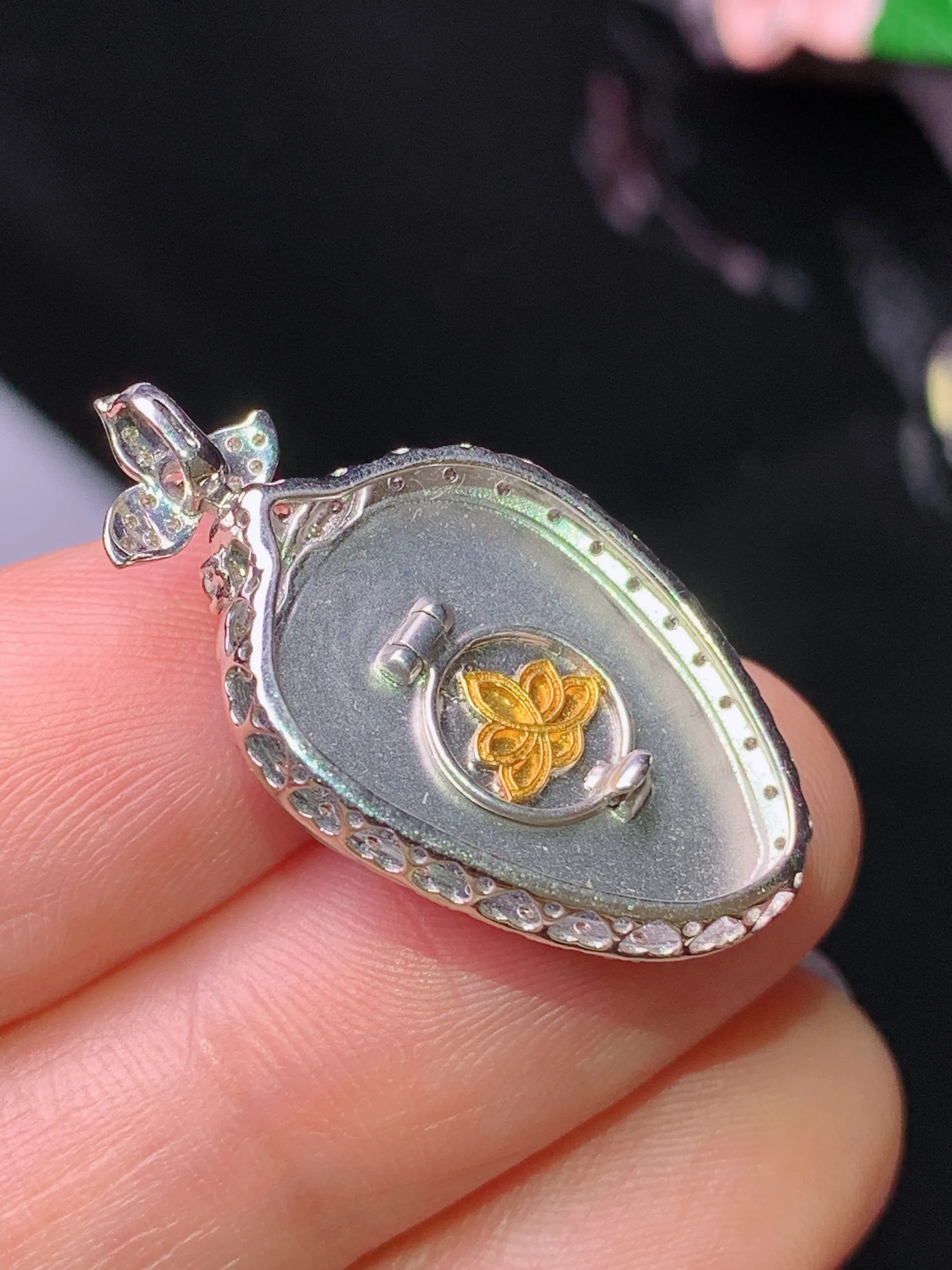 18k金钻镶嵌翠绿树叶吊坠 玉质细腻 水润亮眼 色泽艳丽 整体尺寸27.7*15.5*6.8